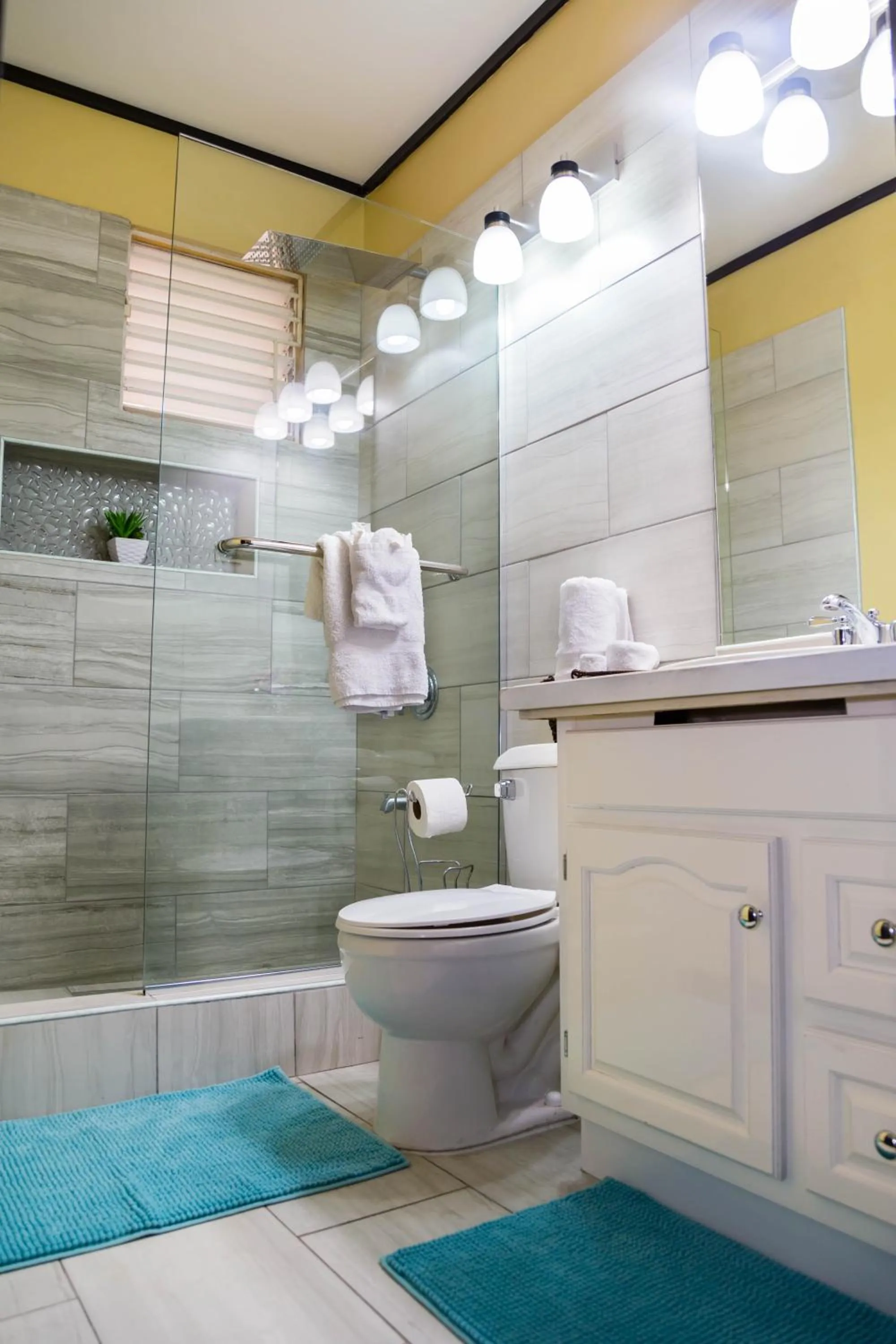 Toilet in Sweet Kensville @ New Kingston