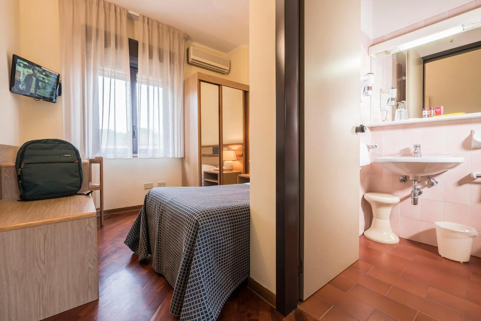 Bathroom, Bed in Hotel Vega Perugia