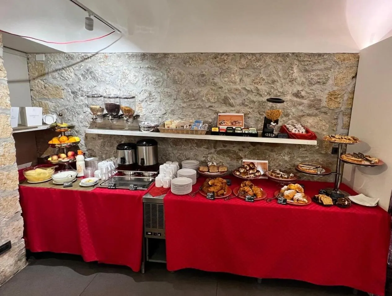 Breakfast in Hotel Tonic