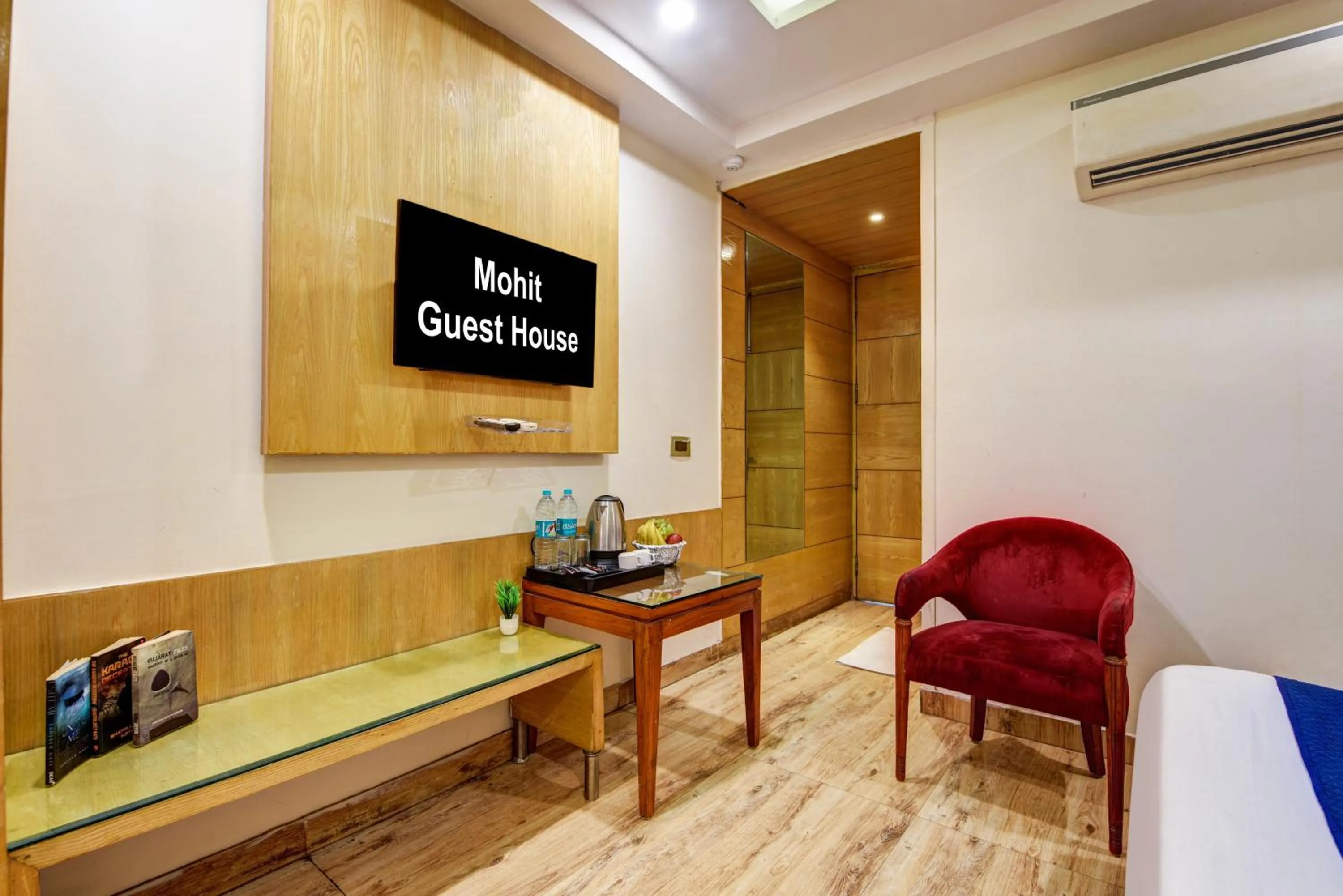 TV and multimedia in The Hotel Mohit -5 Minutes Walk From New Delhi Railway Station - Paharganj