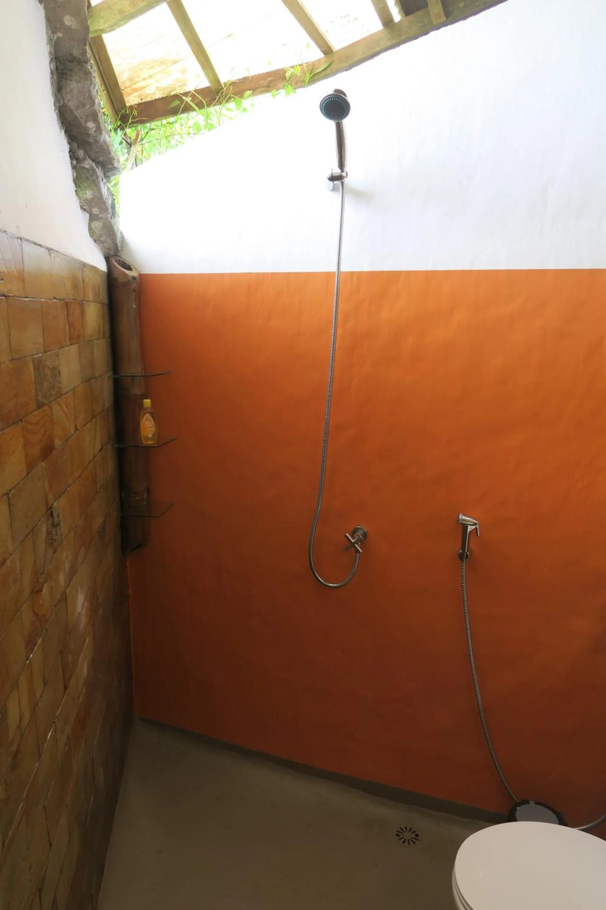 Shower in Bukit Raya Guesthouse