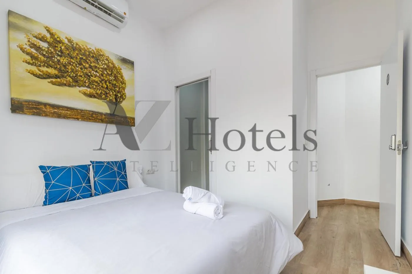 Bed in AYZ Elcano - Auto check-in property