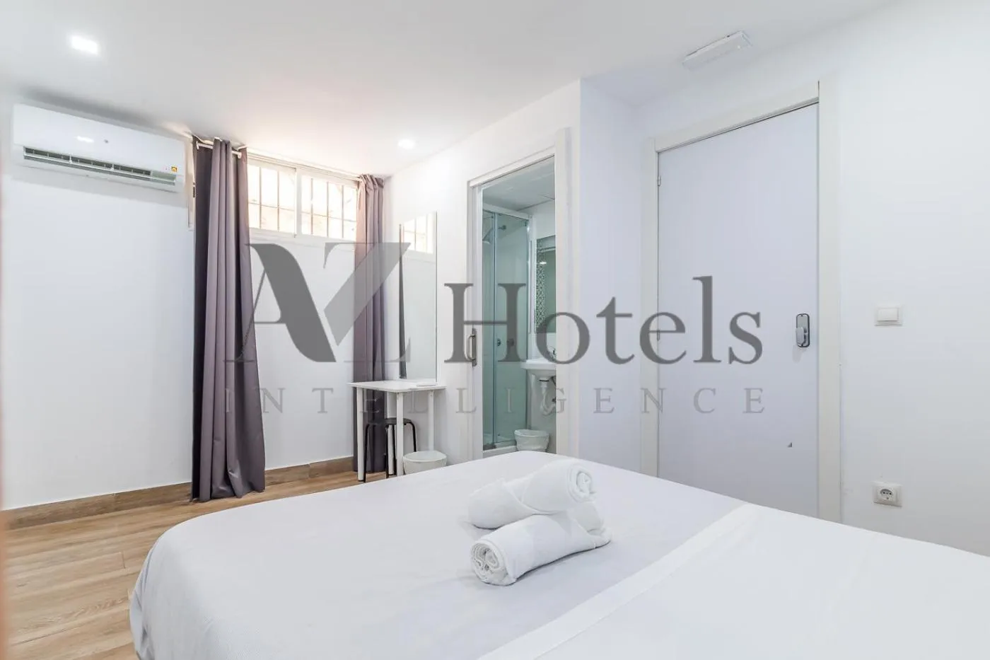 Bed in AYZ Elcano - Auto check-in property