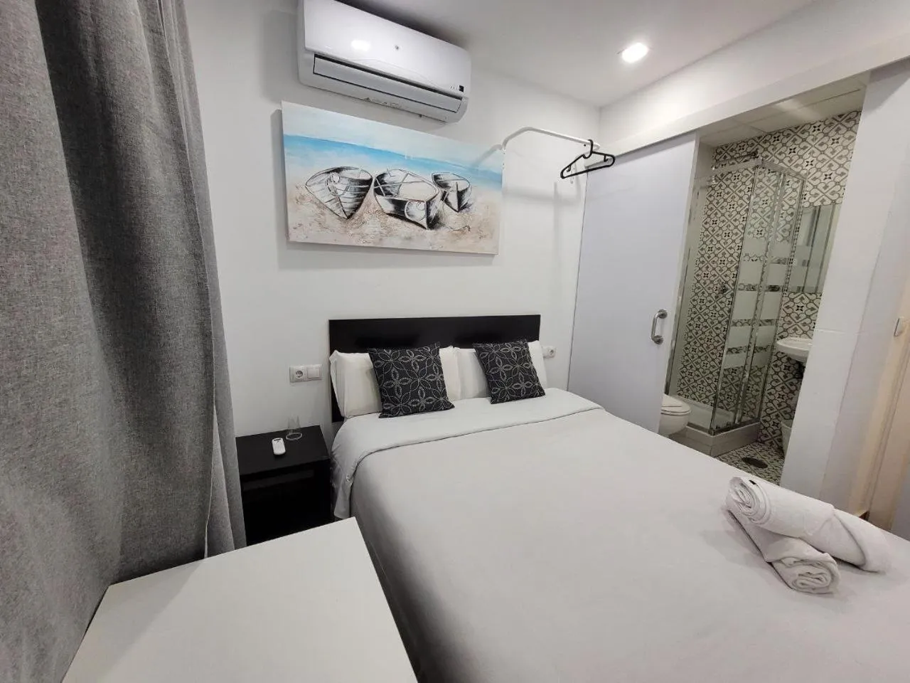 Bed in AYZ Elcano - Auto check-in property