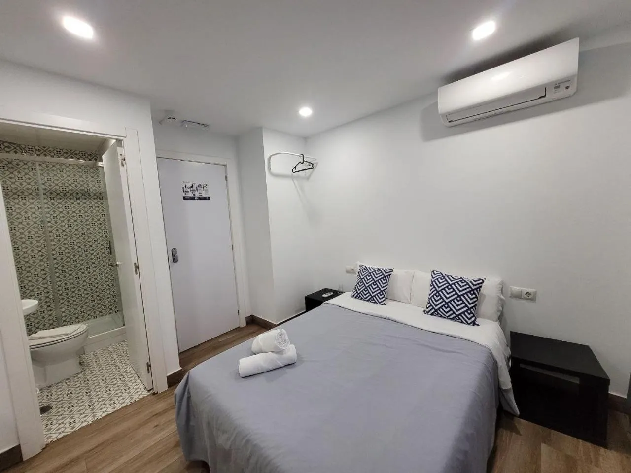Bed in AYZ Elcano - Auto check-in property