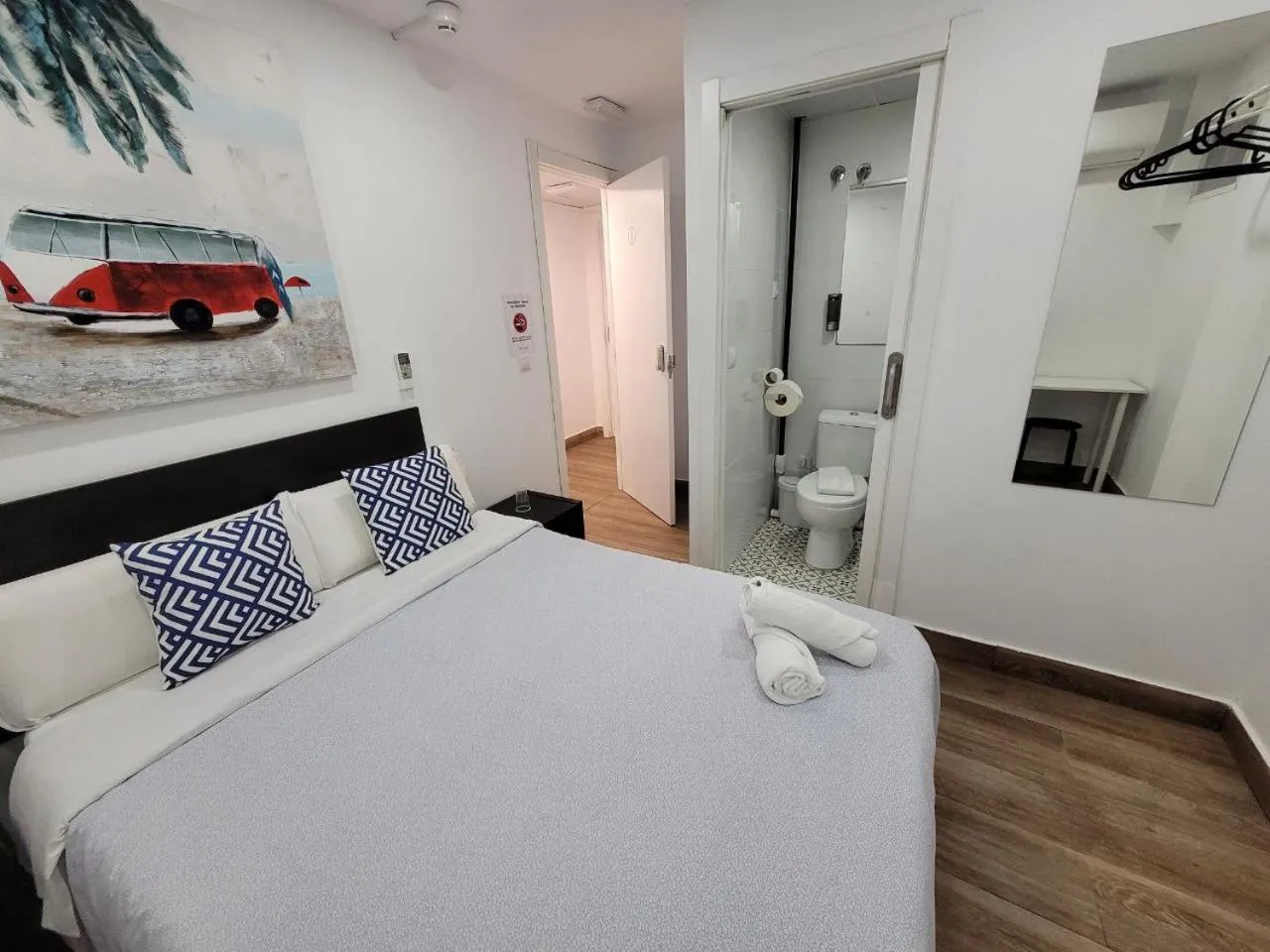 Toilet, Bed in AYZ Elcano - Auto check-in property