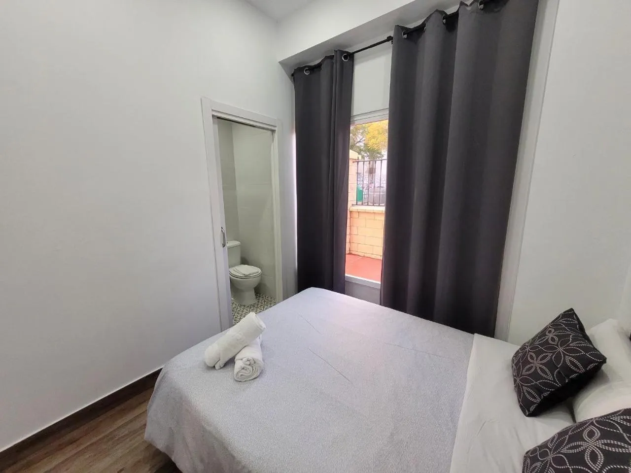 Bed in AYZ Elcano - Auto check-in property