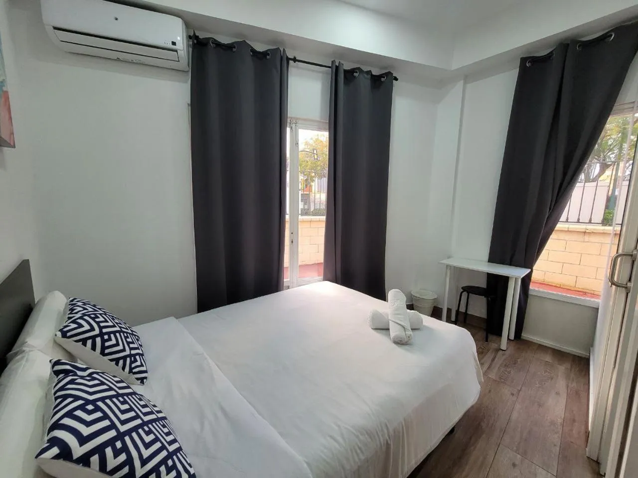 Bed in AYZ Elcano - Auto check-in property