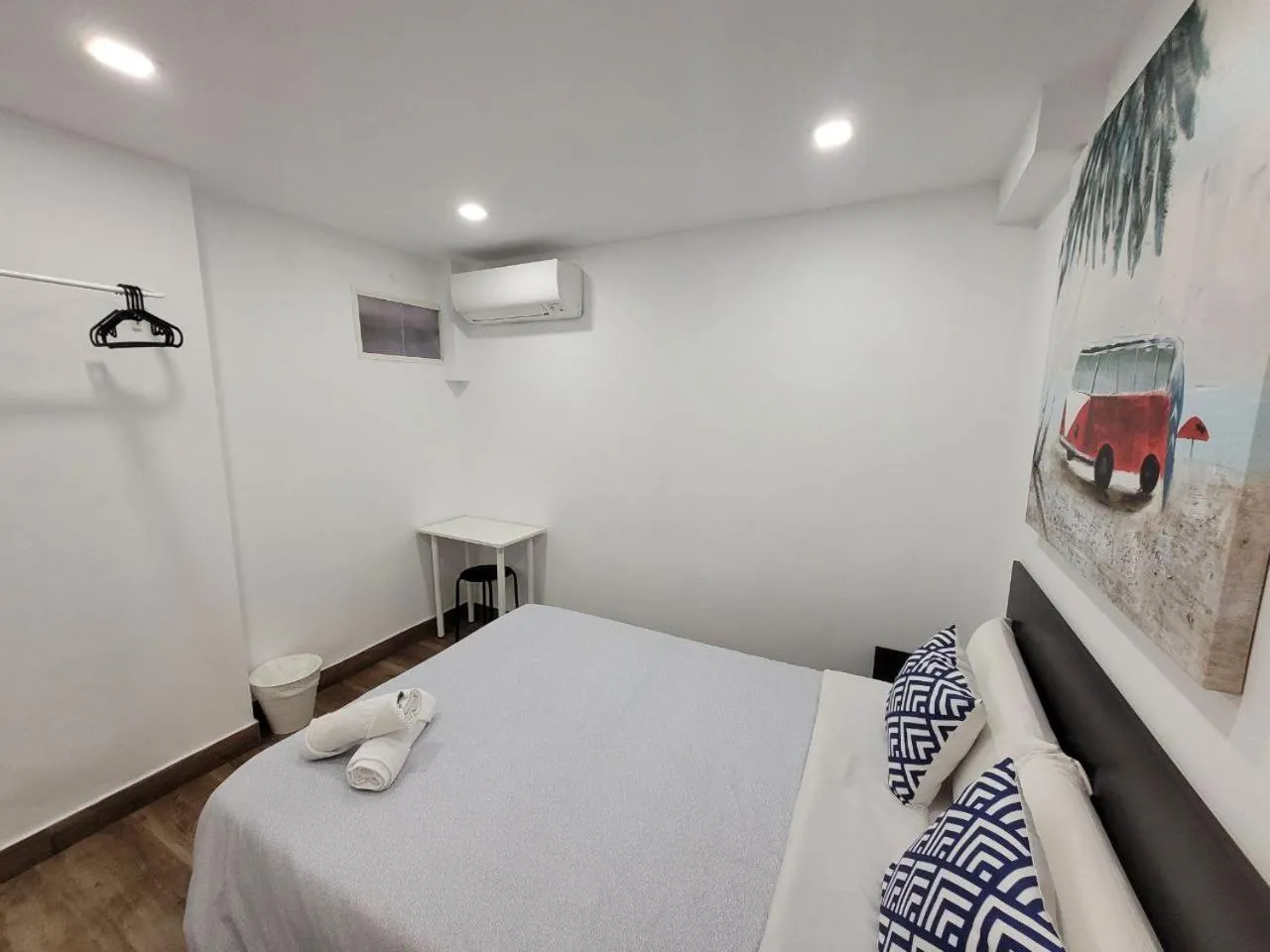 Bed in AYZ Elcano - Auto check-in property