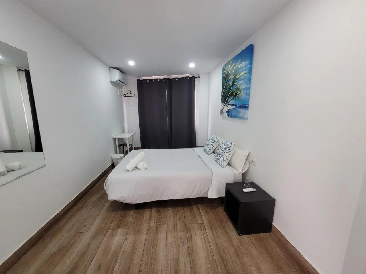 Bed in AYZ Elcano - Auto check-in property