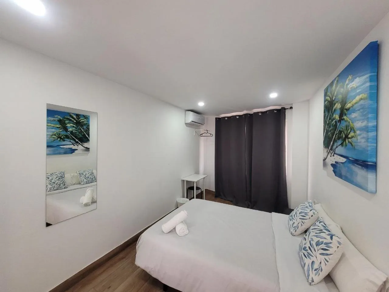 Bed in AYZ Elcano - Auto check-in property
