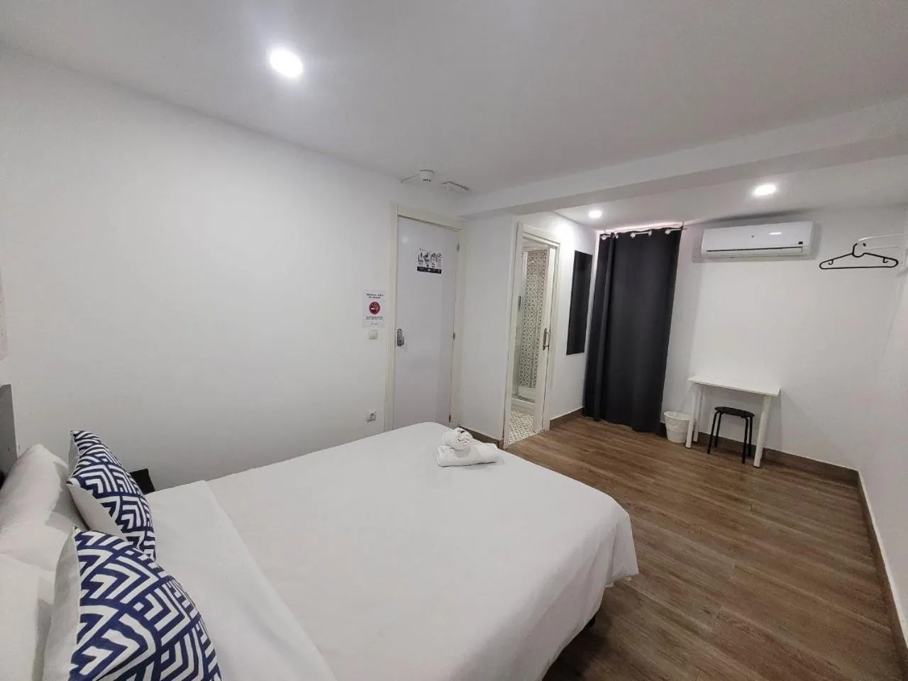 Bed in AYZ Elcano - Auto check-in property