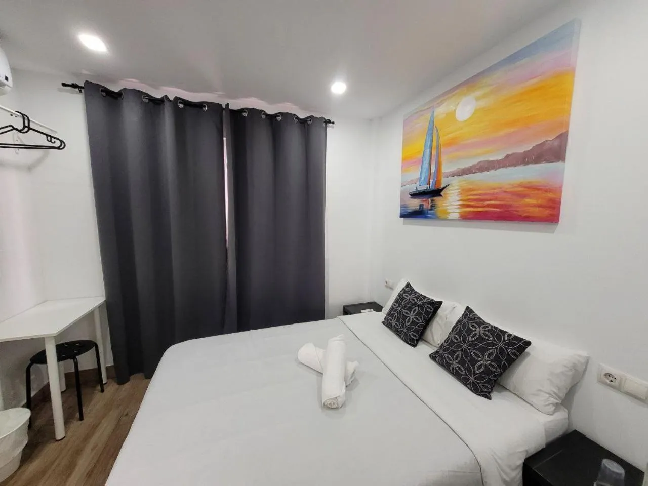 Bed in AYZ Elcano - Auto check-in property