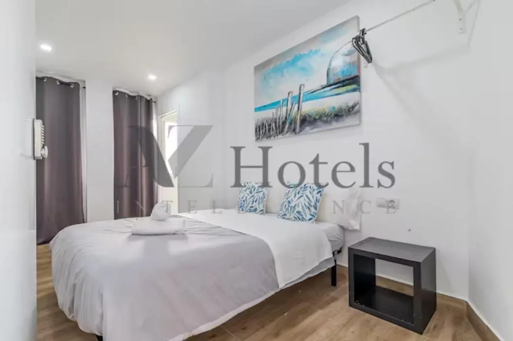 Bed in AYZ Elcano - Auto check-in property