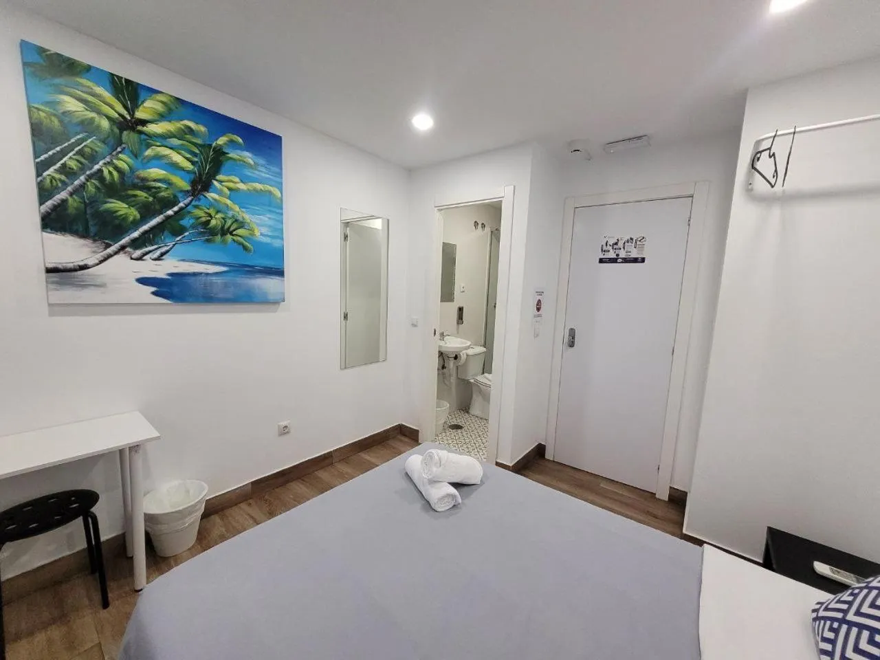 Bed in AYZ Elcano - Auto check-in property