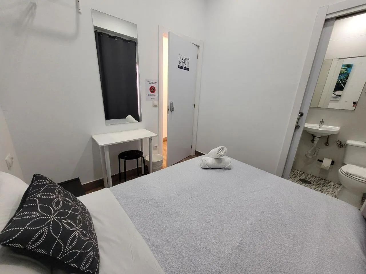 Bed in AYZ Elcano - Auto check-in property