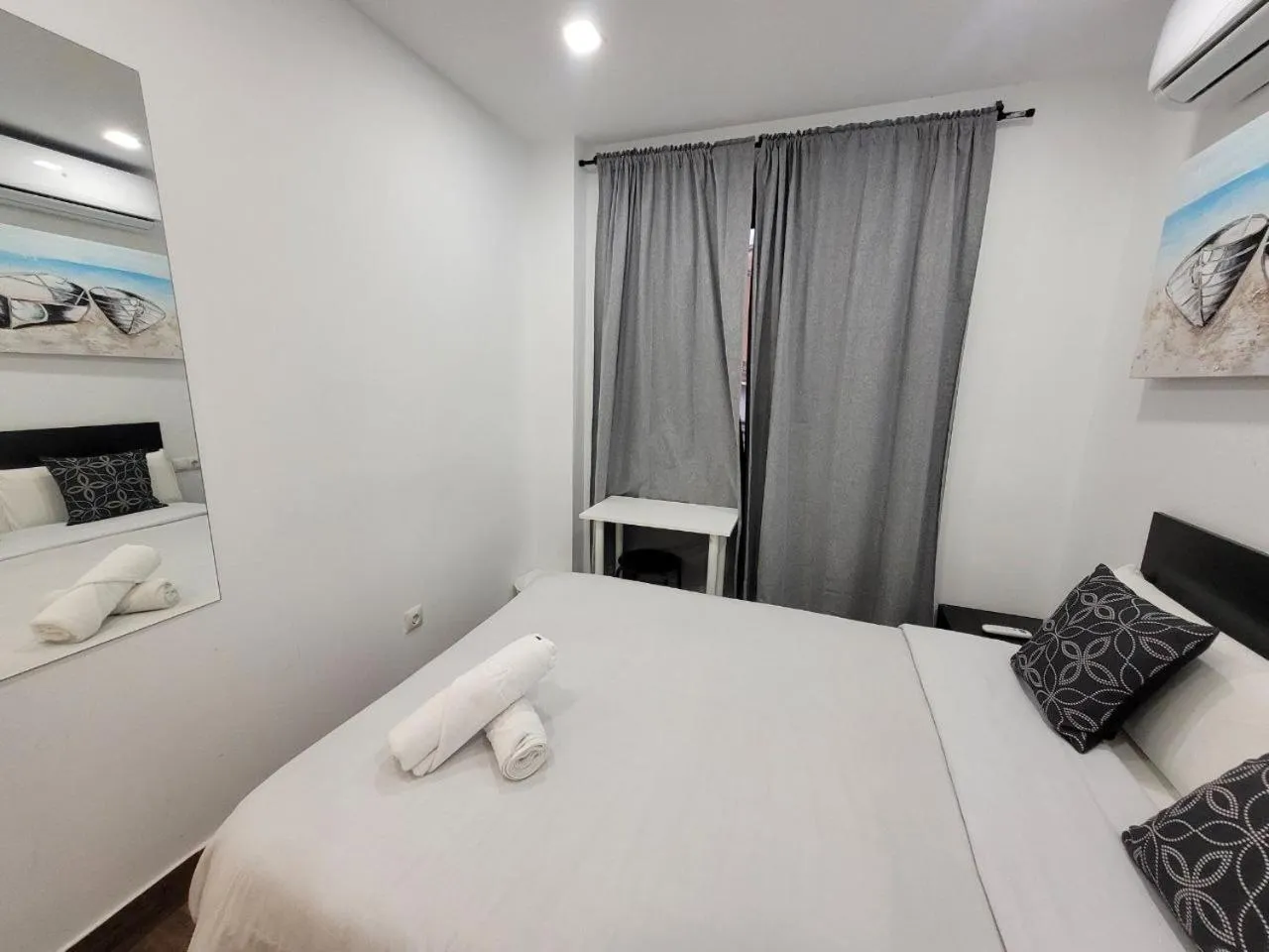 Bed in AYZ Elcano - Auto check-in property