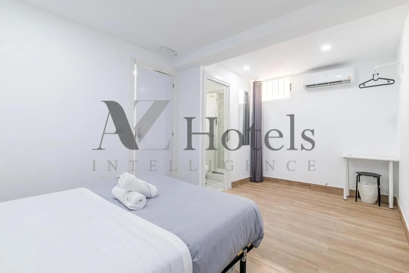 Bed in AYZ Elcano - Auto check-in property