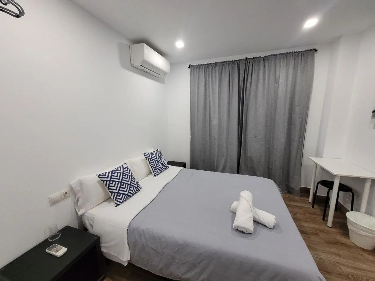 Bed in AYZ Elcano - Auto check-in property