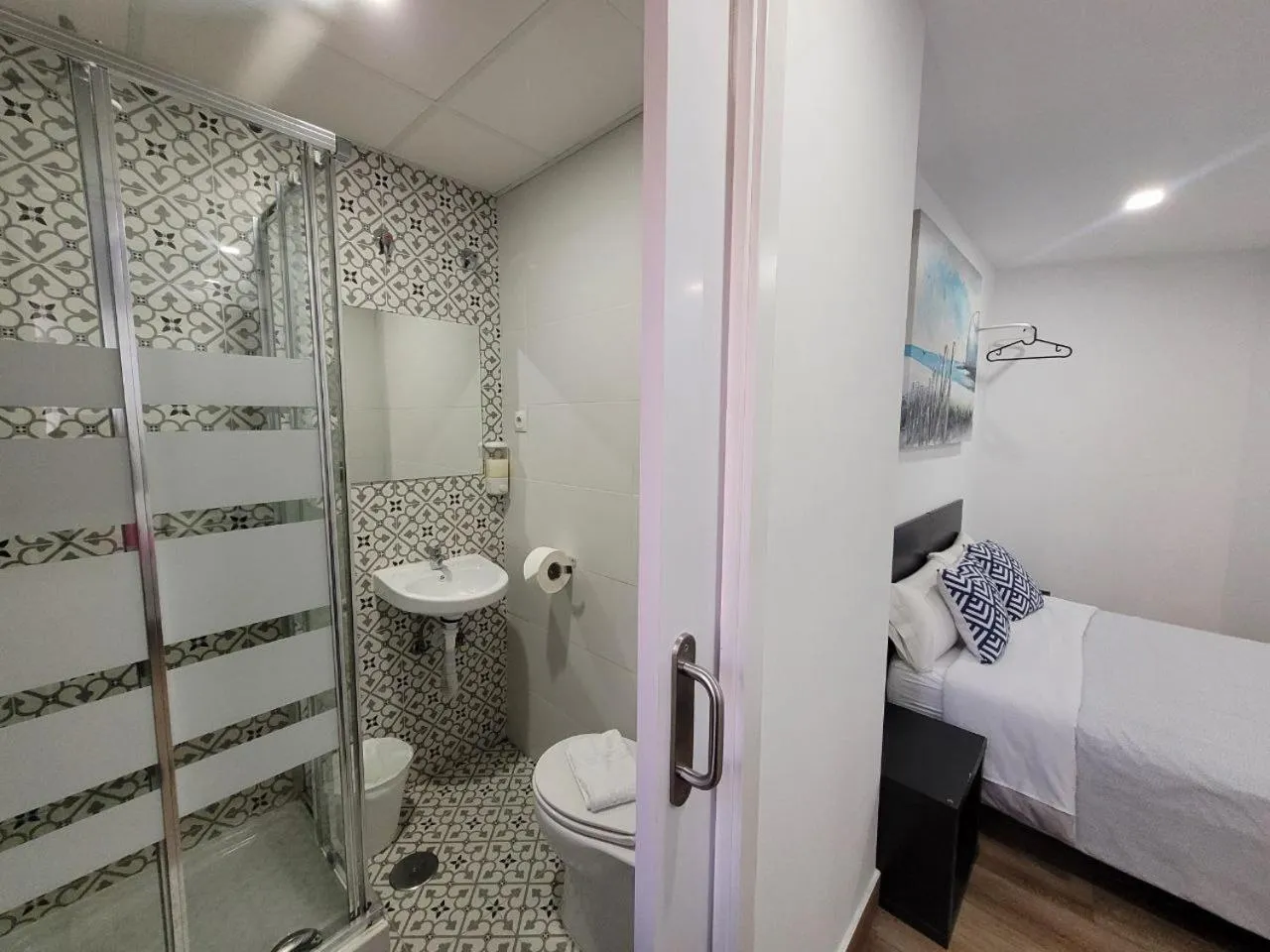 Bed in AYZ Elcano - Auto check-in property