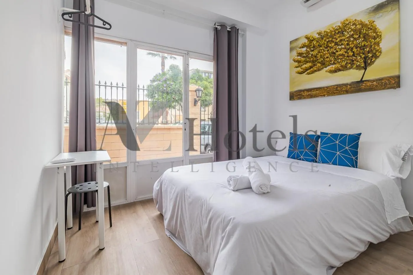 Bed in AYZ Elcano - Auto check-in property
