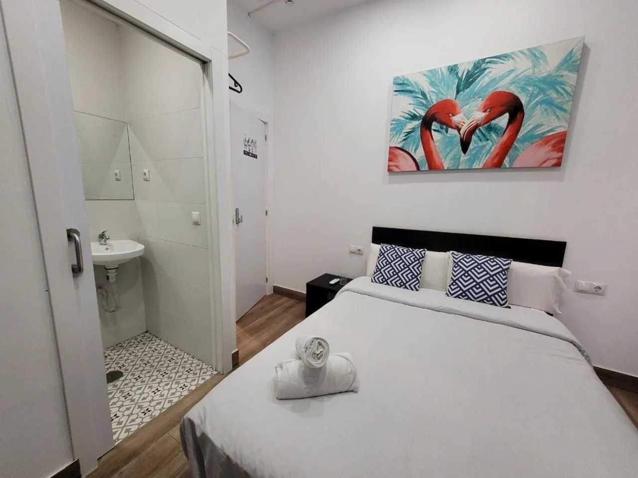 Bed in AYZ Elcano - Auto check-in property