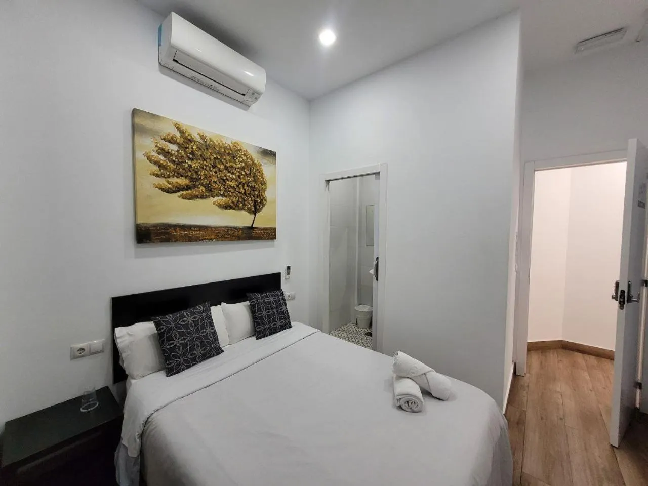 Bed in AYZ Elcano - Auto check-in property