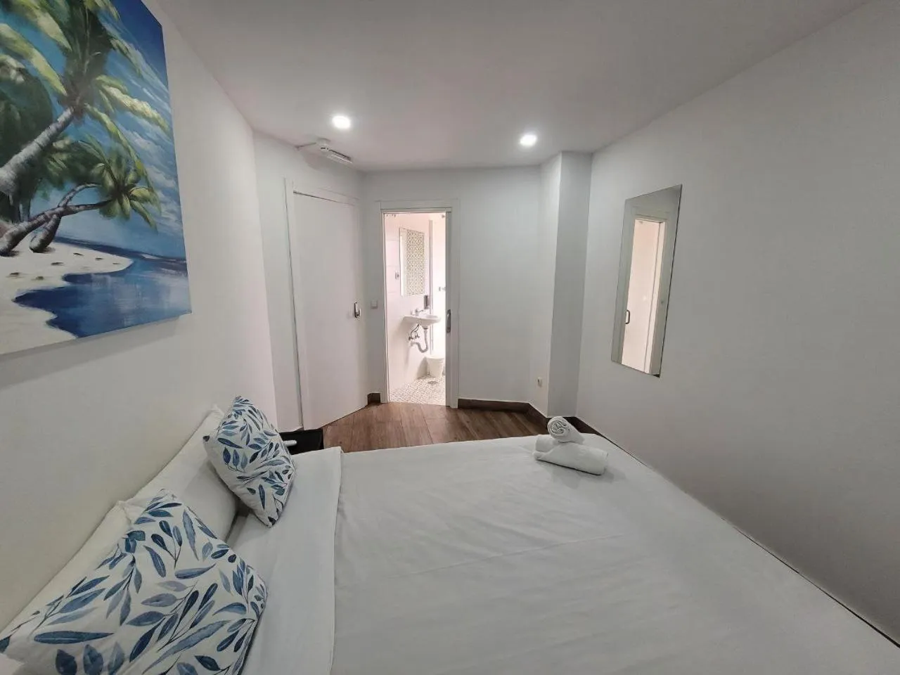 Bed in AYZ Elcano - Auto check-in property