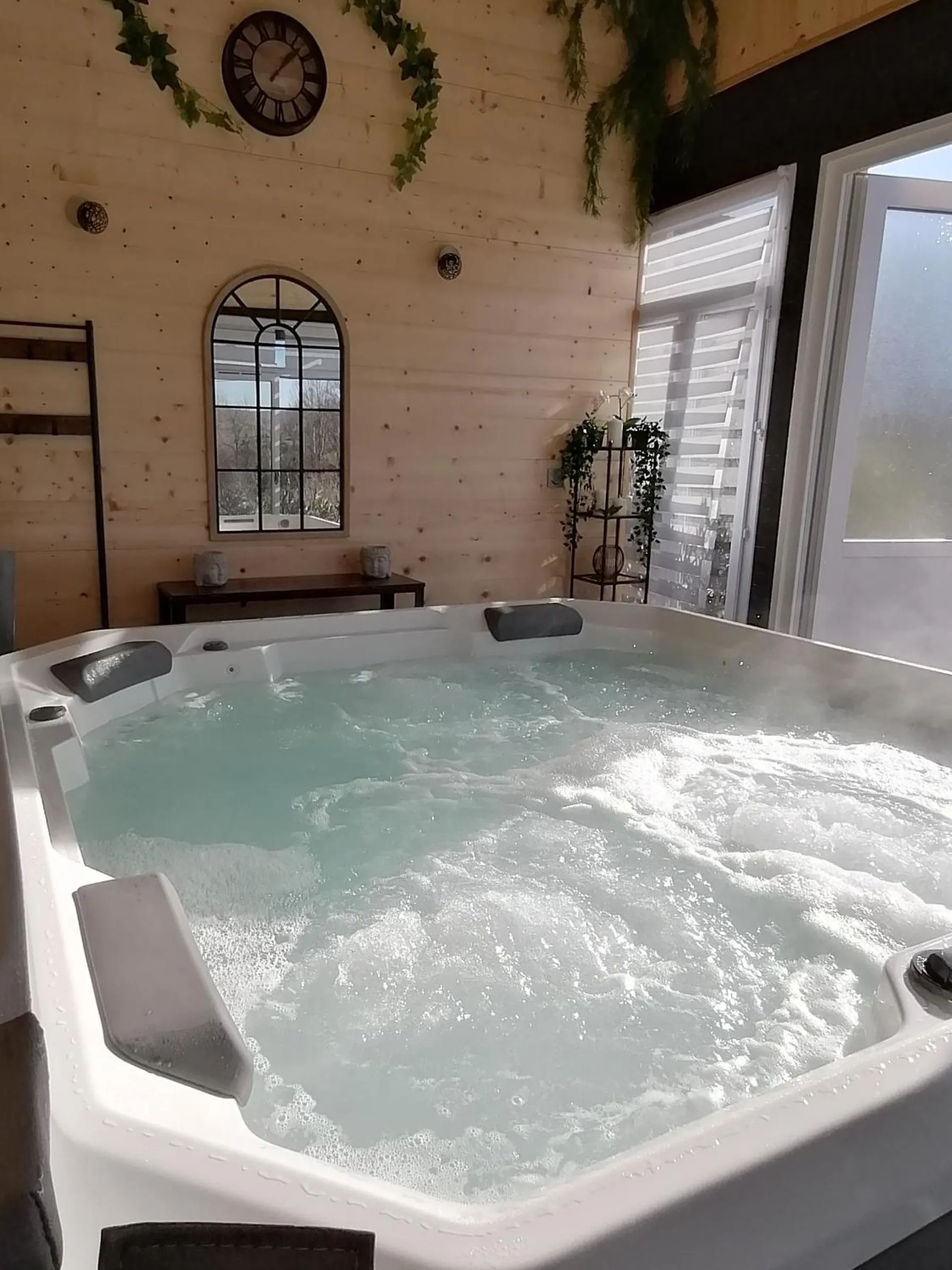 Hot Tub in La maison d'Hôtes Du Moulin