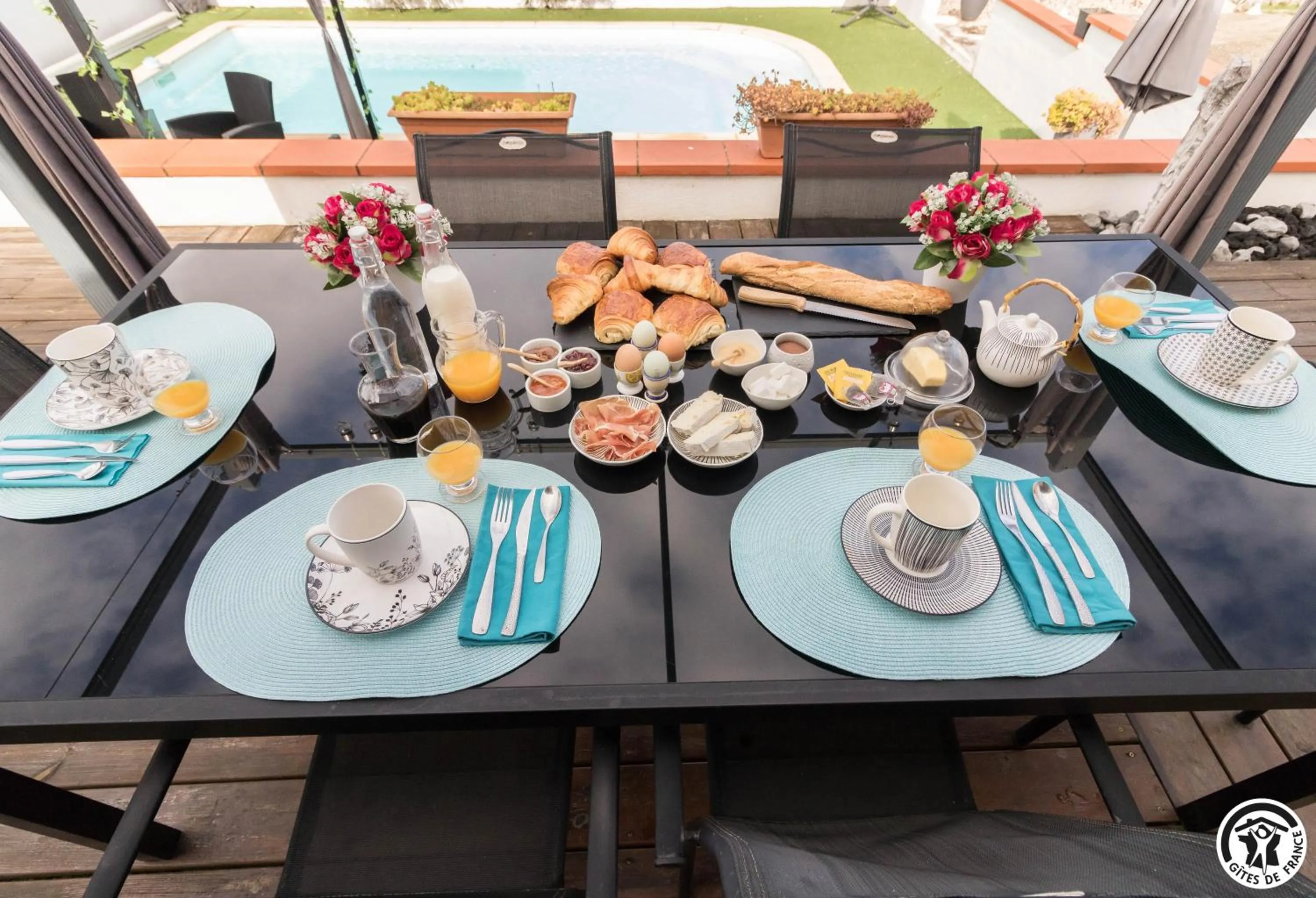 Continental breakfast in La maison d'Hôtes Du Moulin