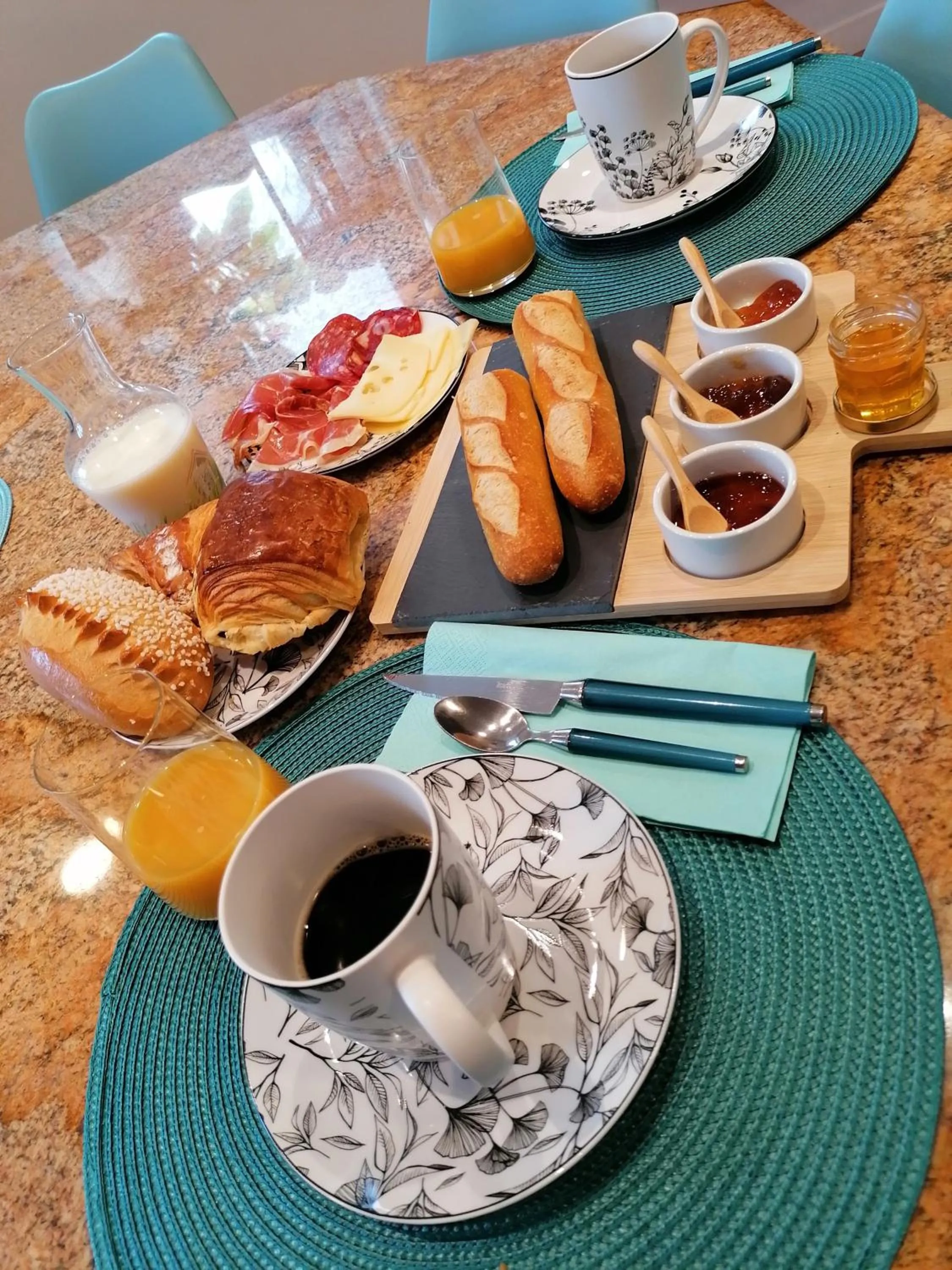 Continental breakfast in La maison d'Hôtes Du Moulin