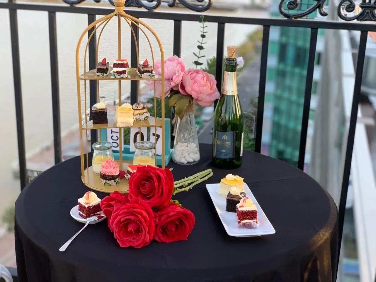 Restaurant/places to eat in Pariat River Front Hotel