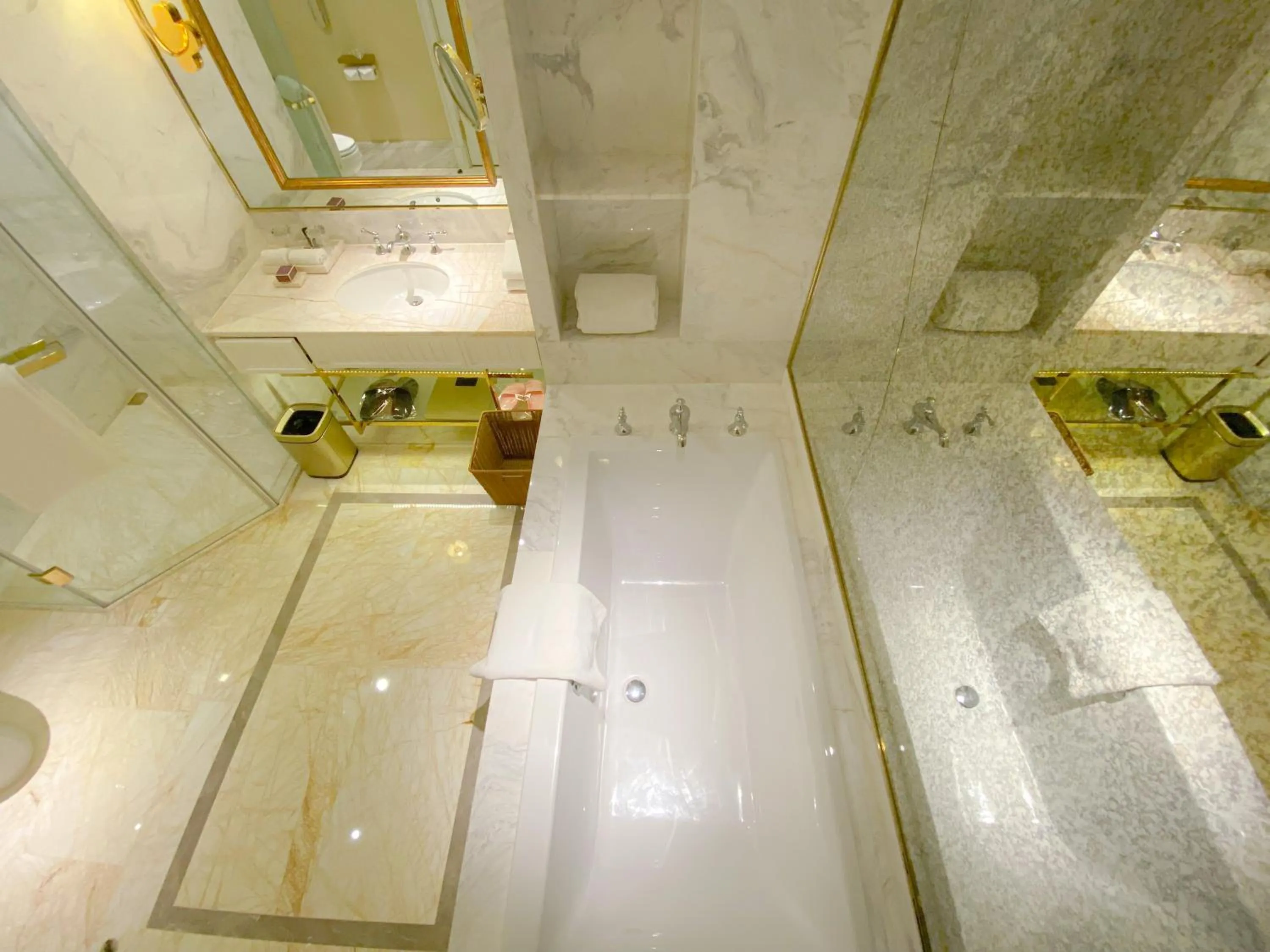 Bath in Continental Xin Hao Hotel and Resort 洲际新濠酒店