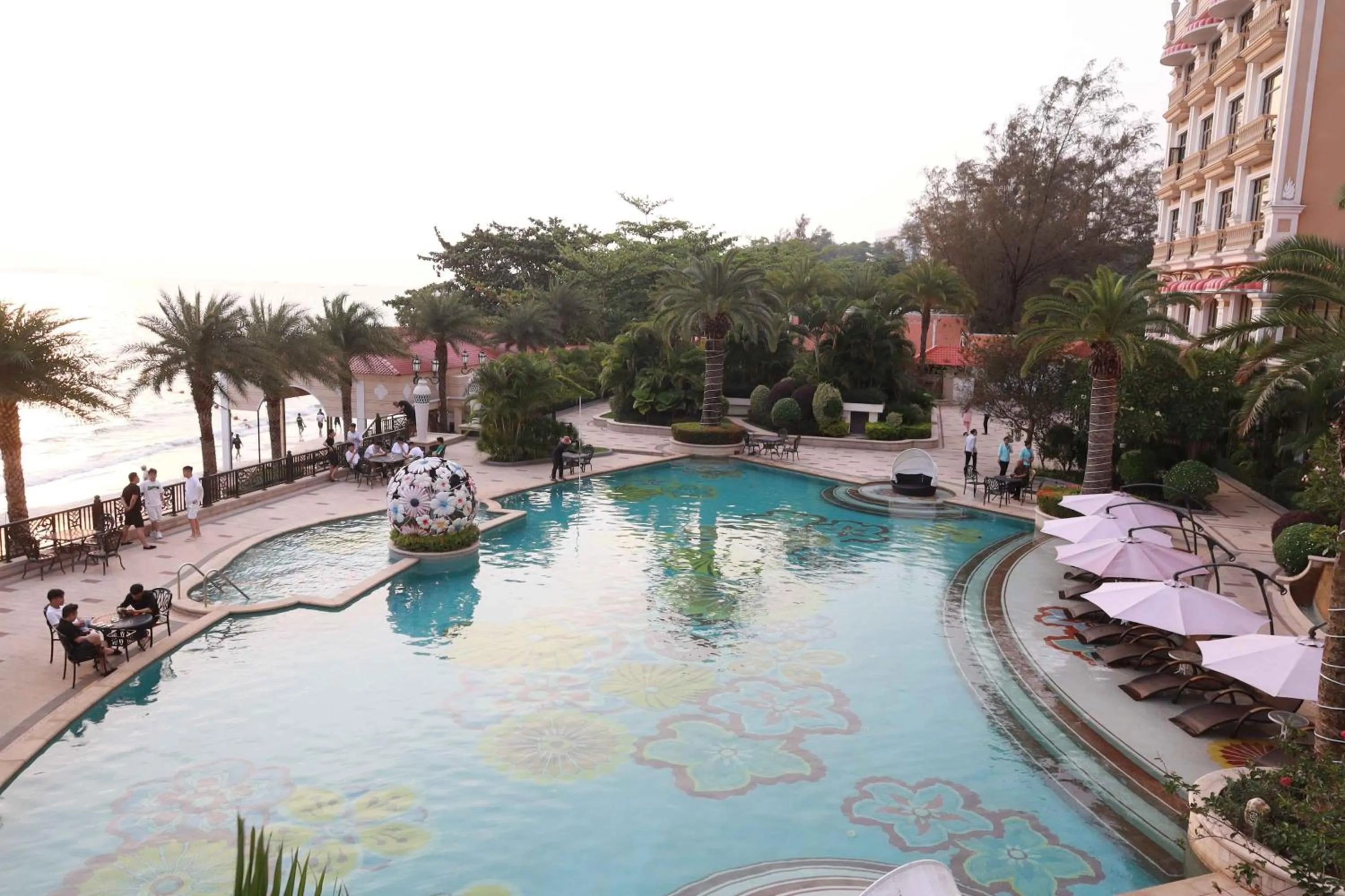 Swimming pool in Continental Xin Hao Hotel and Resort 洲际新濠酒店