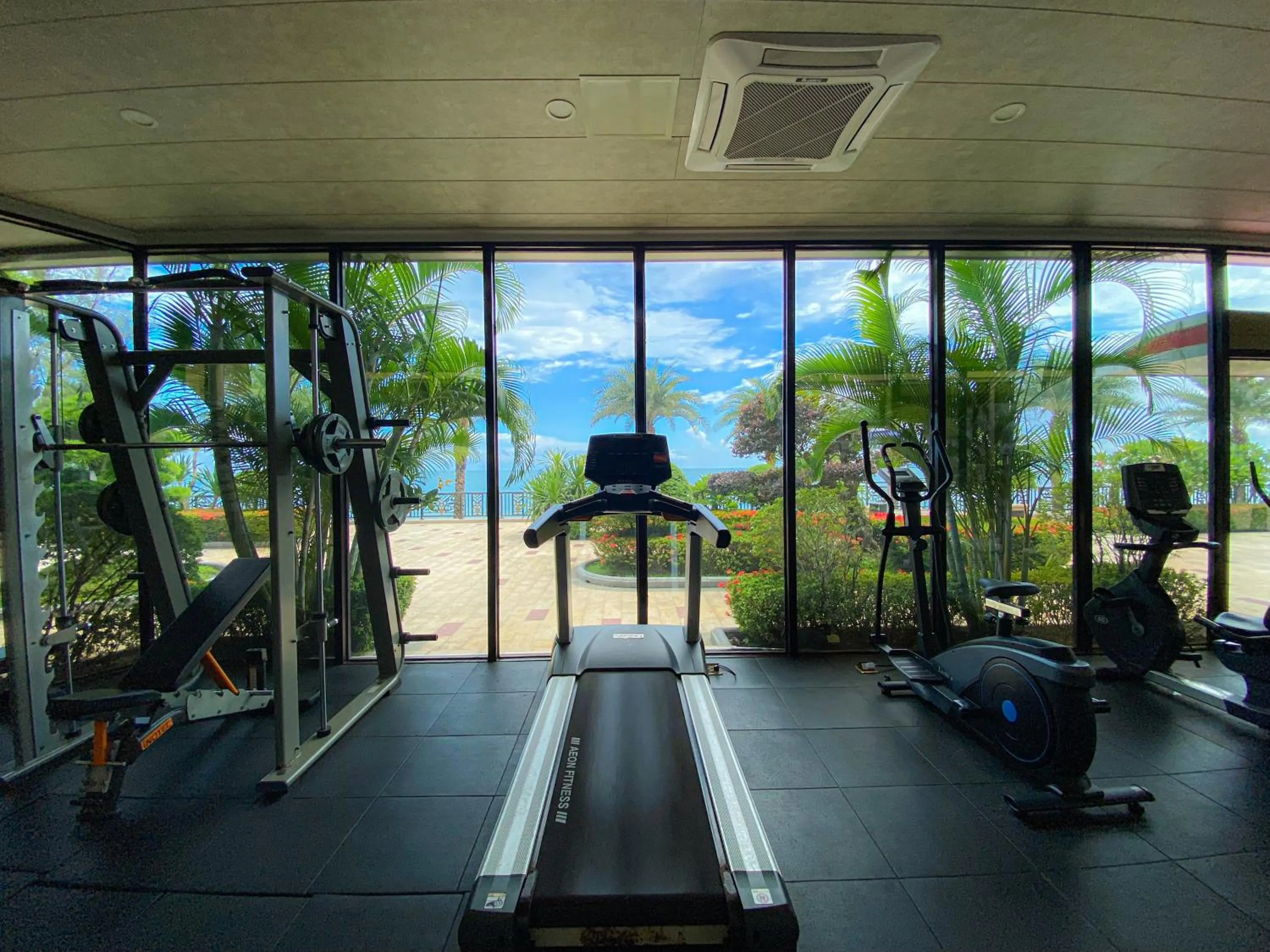 Fitness centre/facilities in Continental Xin Hao Hotel and Resort 洲际新濠酒店