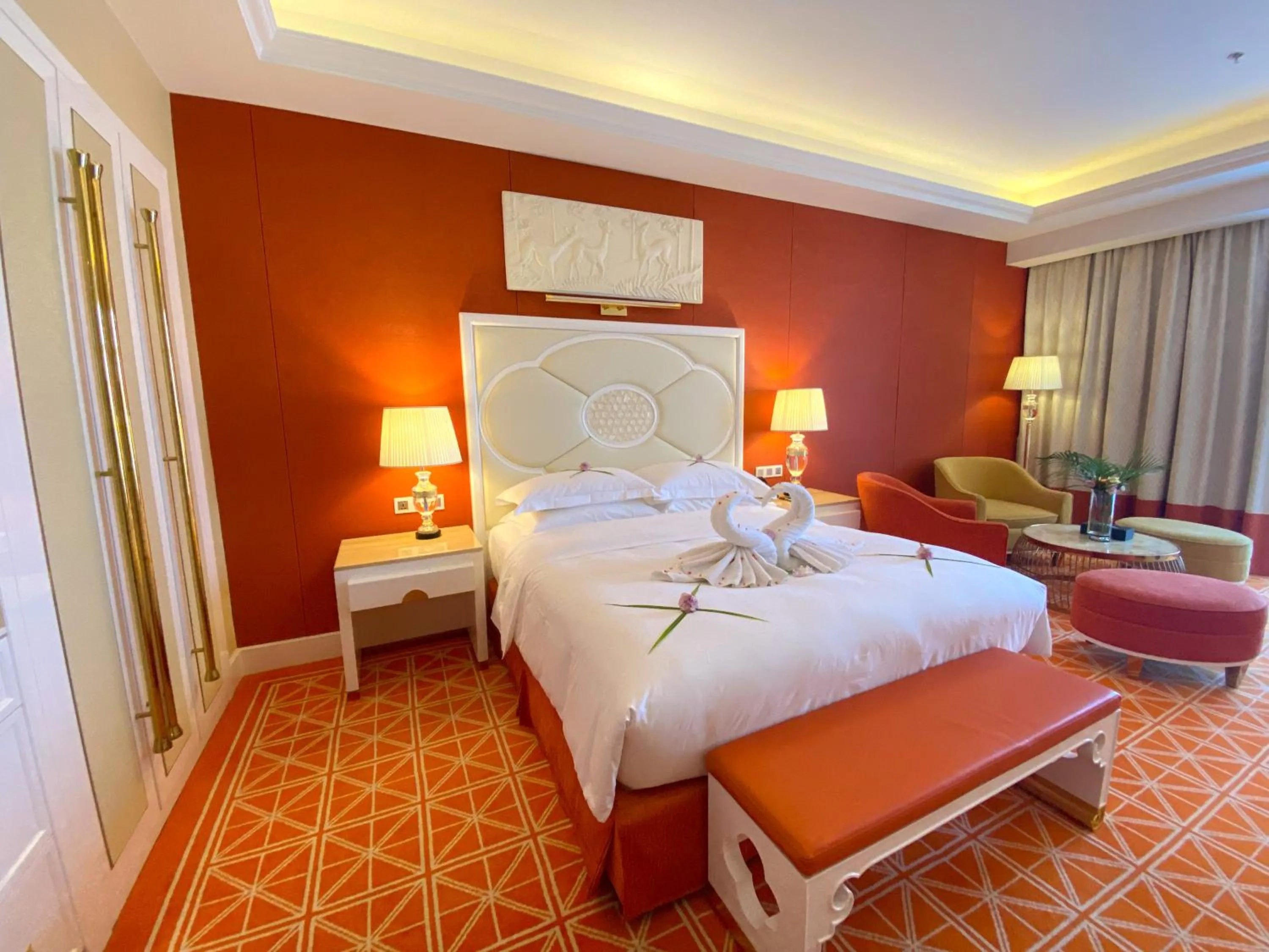 Photo of the whole room, Bed in Continental Xin Hao Hotel and Resort 洲际新濠酒店