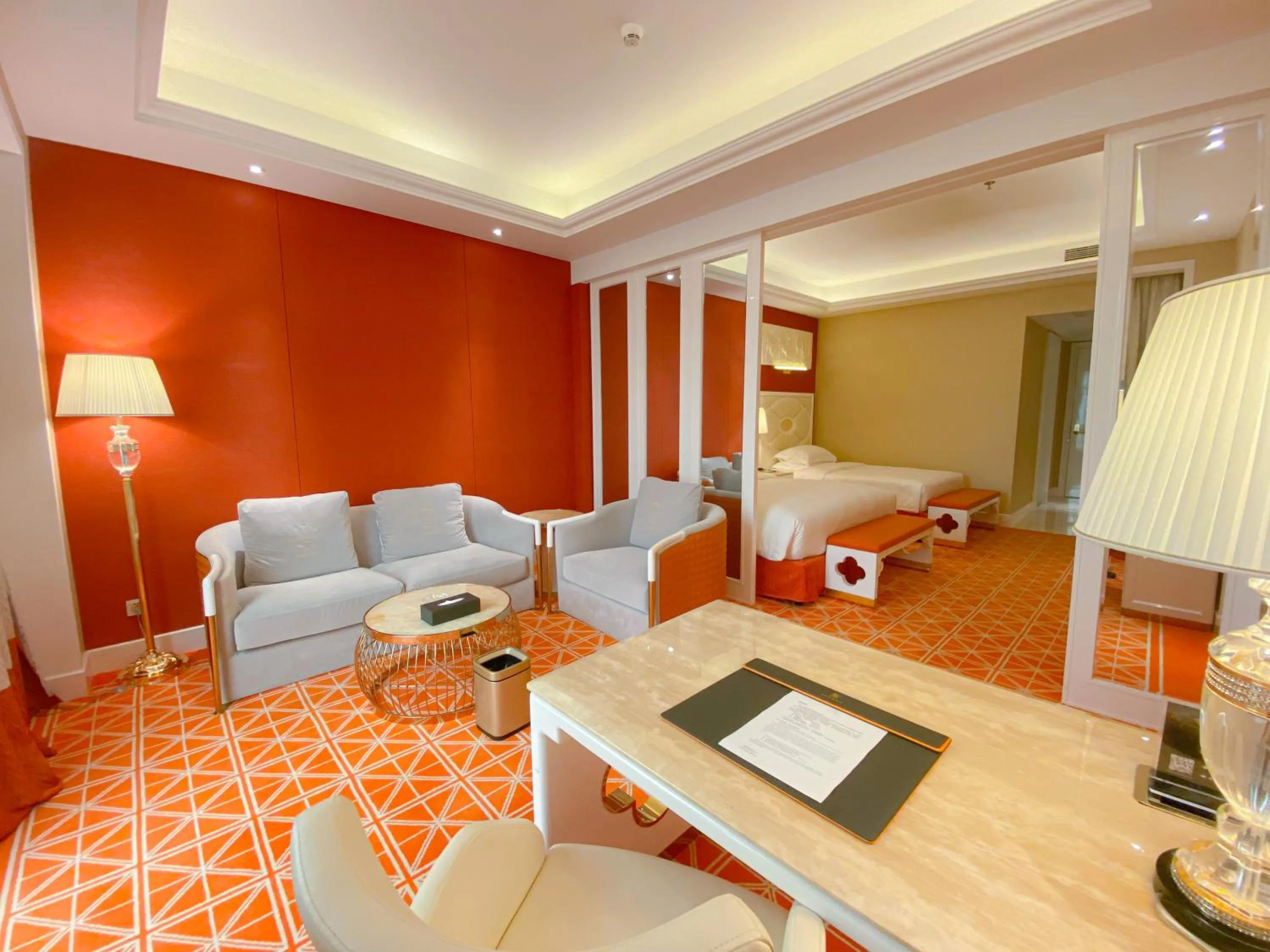 Living room, Bed in Continental Xin Hao Hotel and Resort 洲际新濠酒店