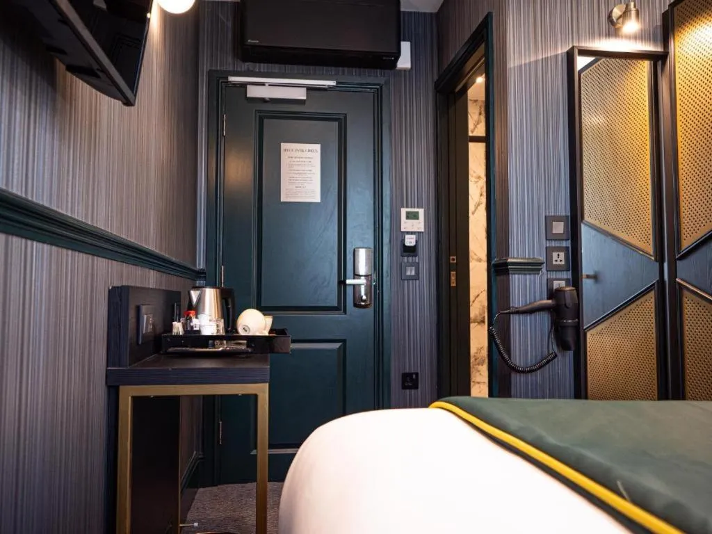 Bed in Hyde Park Green