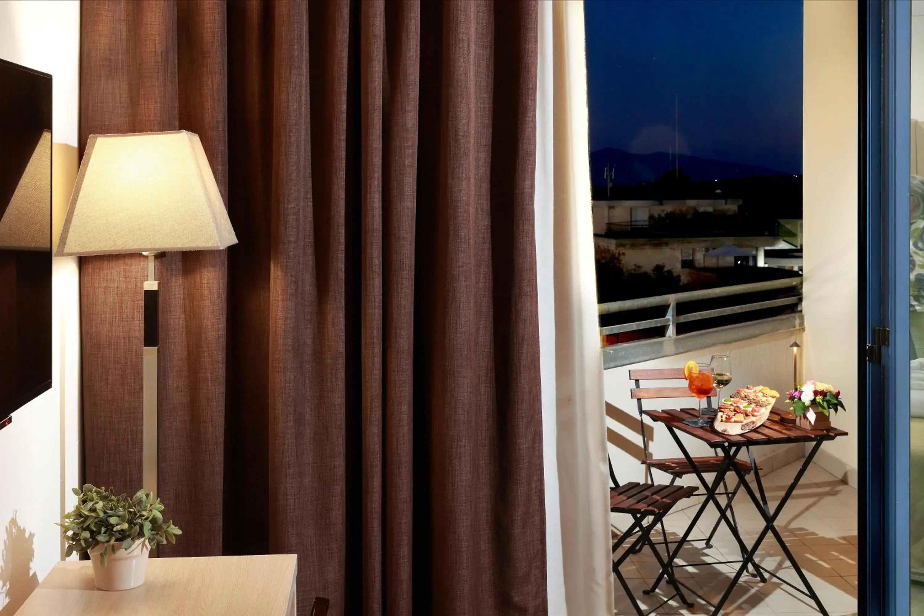 Standard Quadruple Room with Balcony in Tuscany Inn Standard Quadruple Room with Balcony in Tuscany Inn