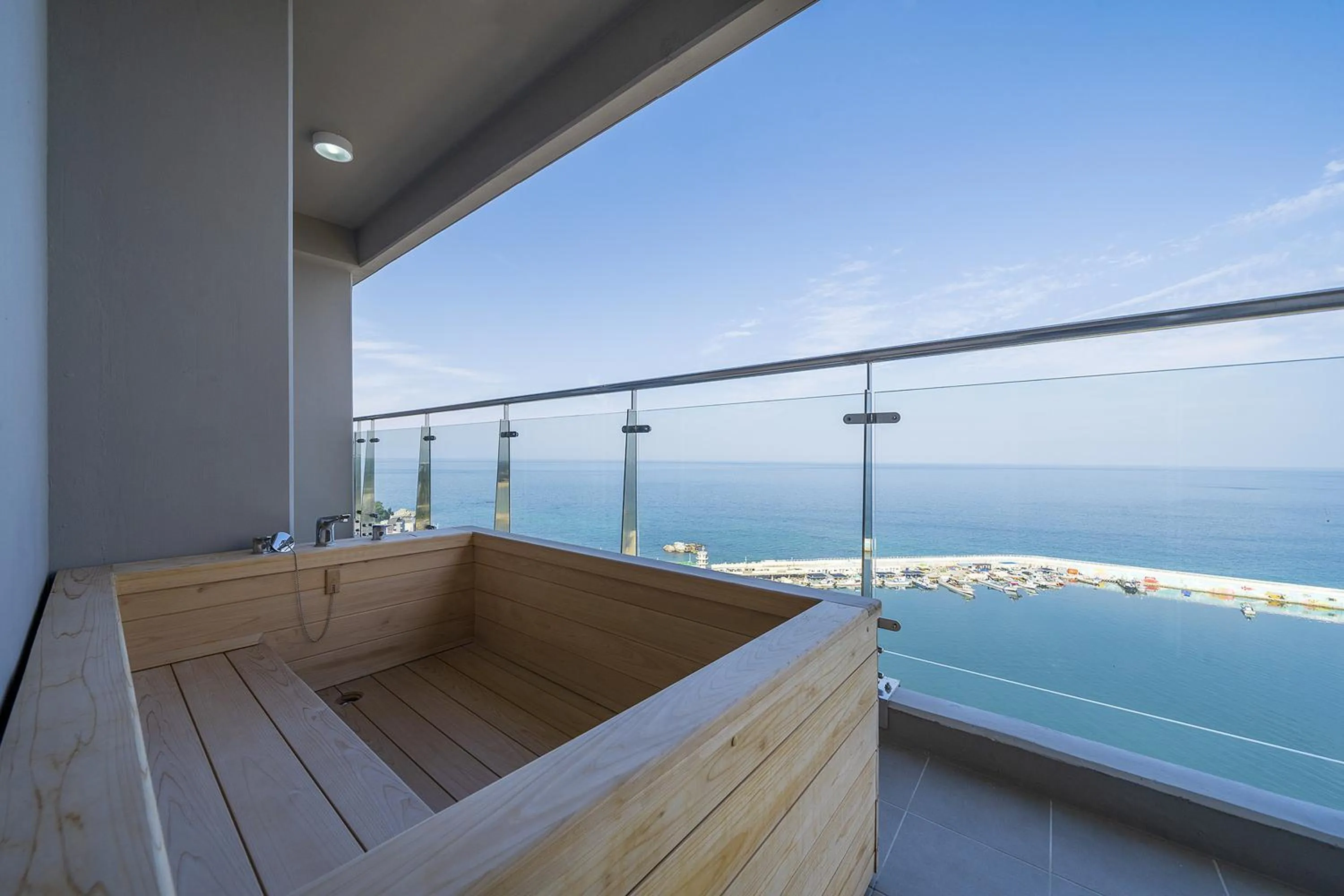 Bathroom in Gangneung Chonpines Ocean Suites Hotel