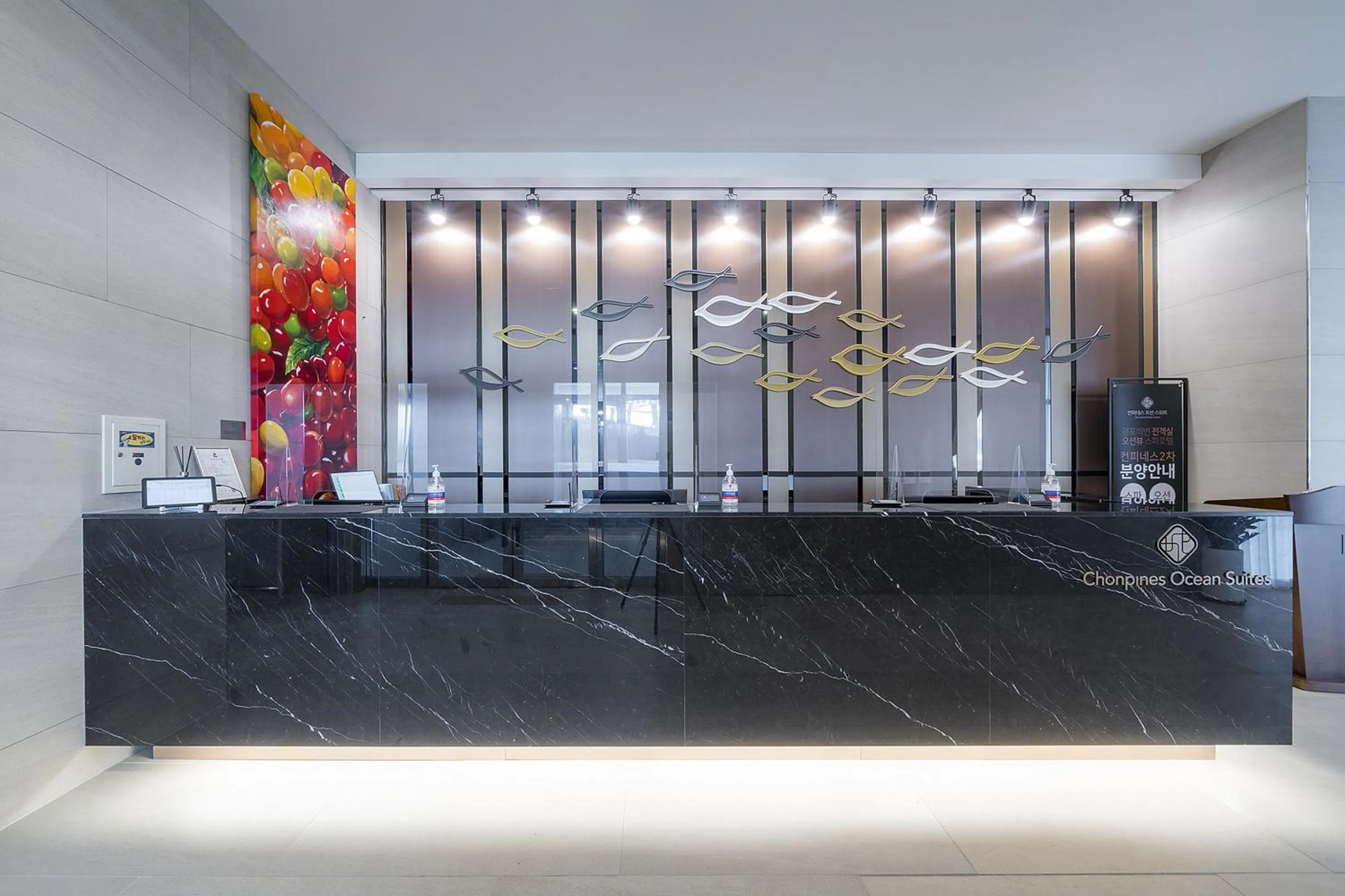 Lobby or reception in Gangneung Chonpines Ocean Suites Hotel
