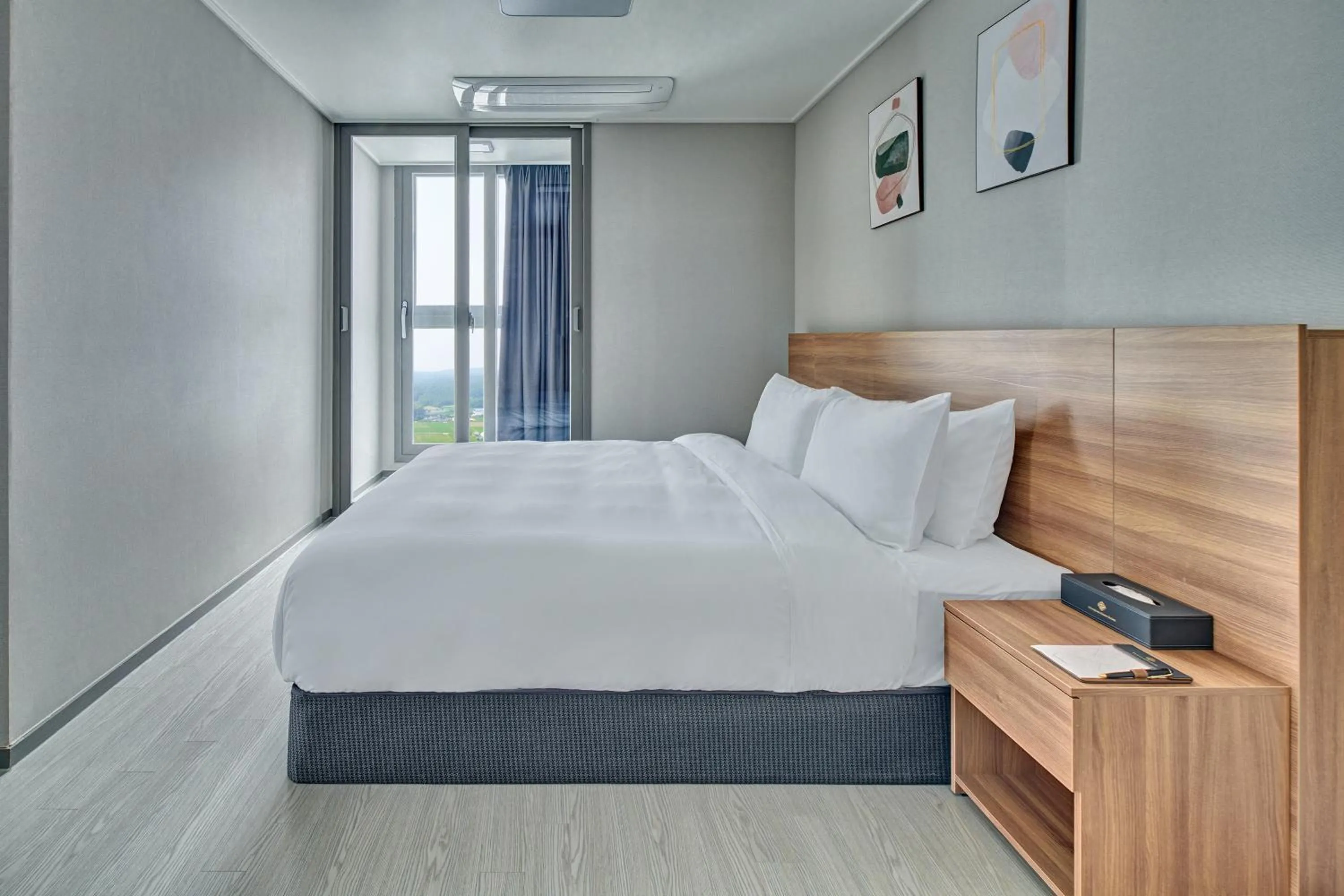 Bedroom, Bed in Gangneung Chonpines Ocean Suites Hotel