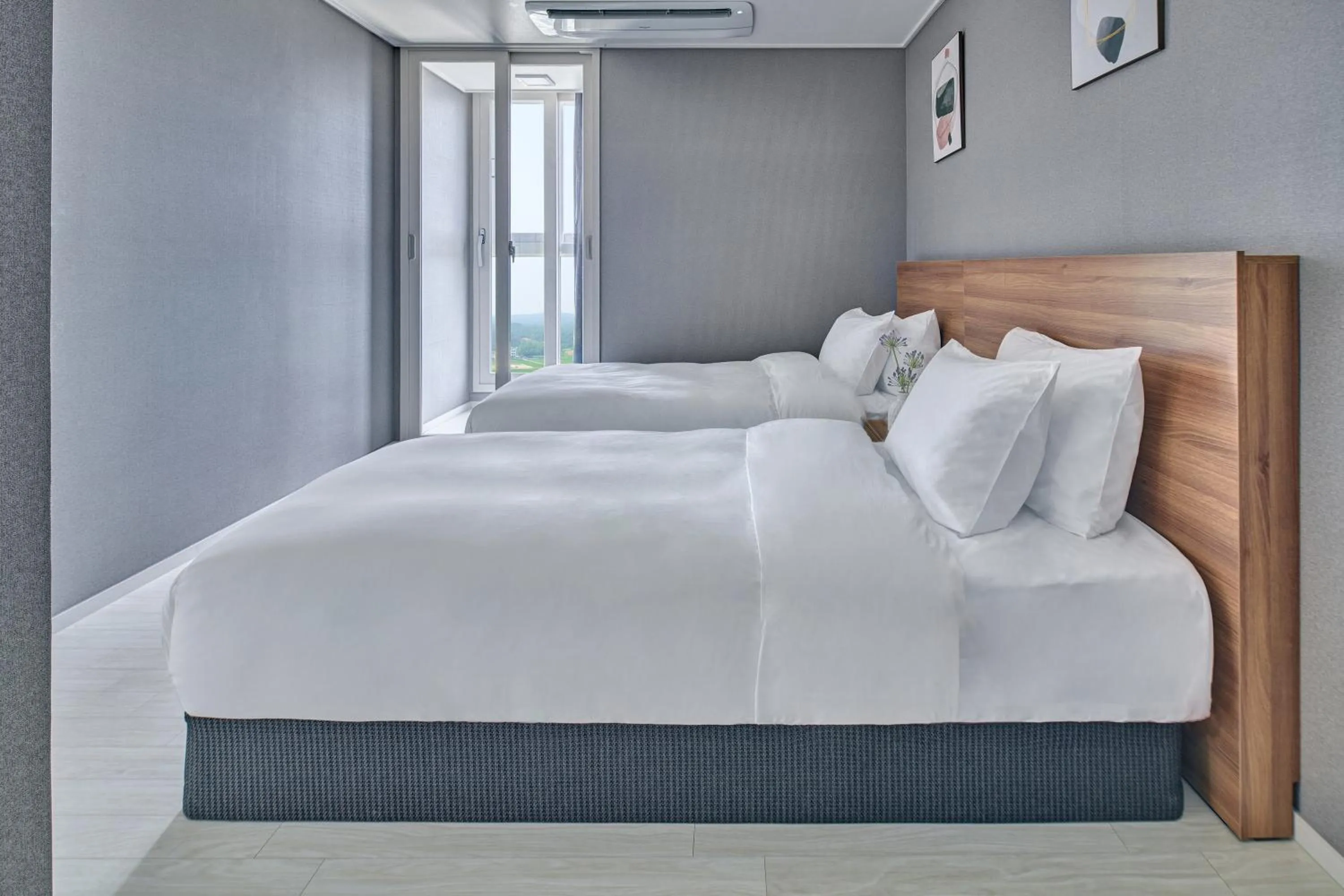 Bedroom, Bed in Gangneung Chonpines Ocean Suites Hotel