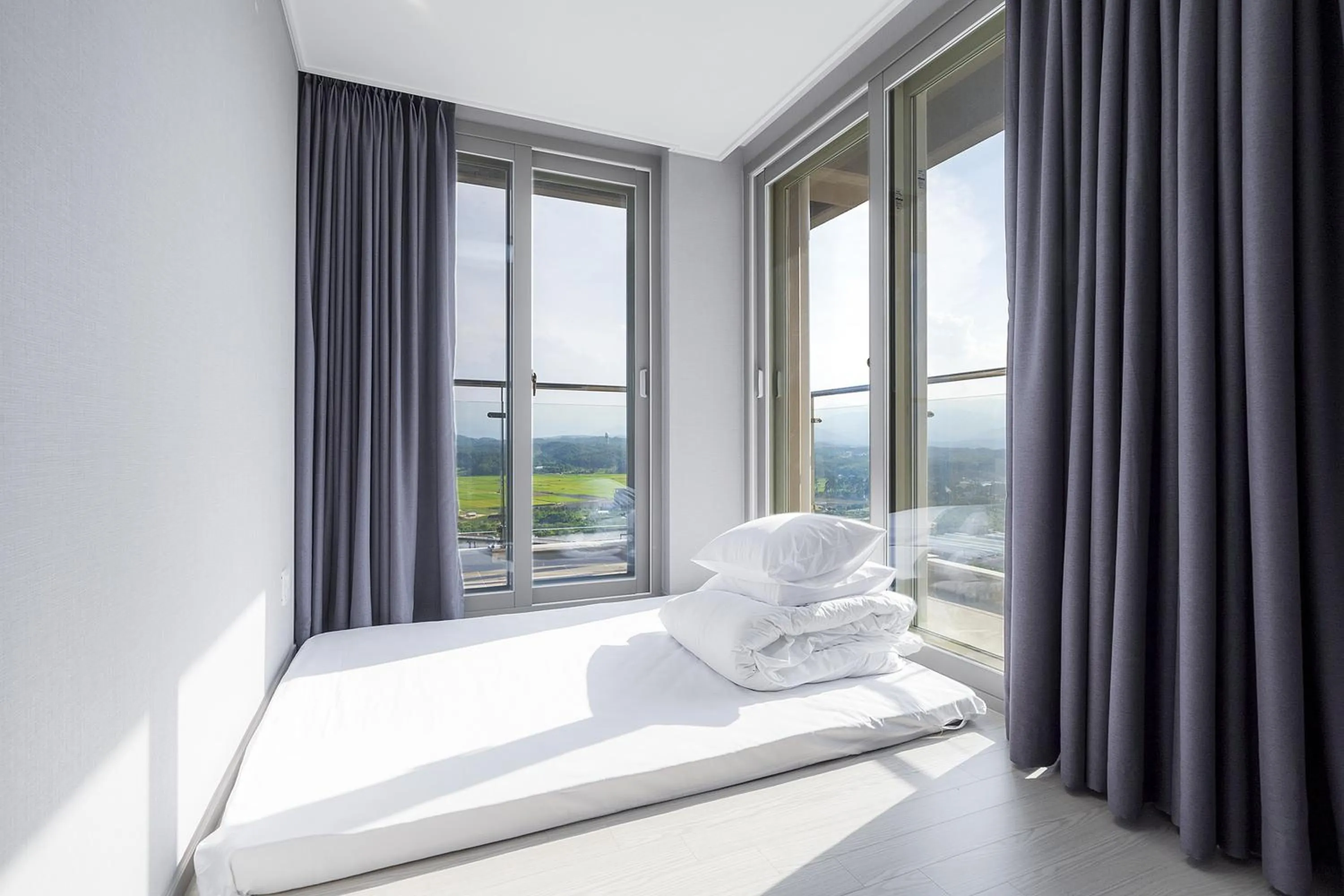 Photo of the whole room, Bed in Gangneung Chonpines Ocean Suites Hotel