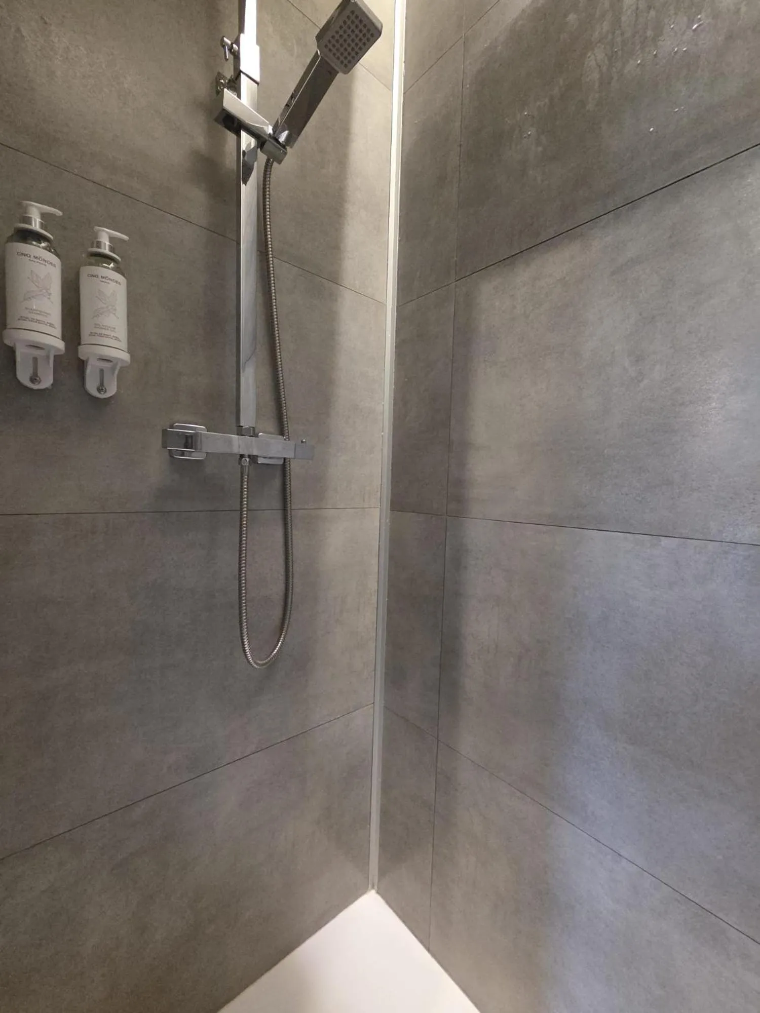 Shower in La Jonquette