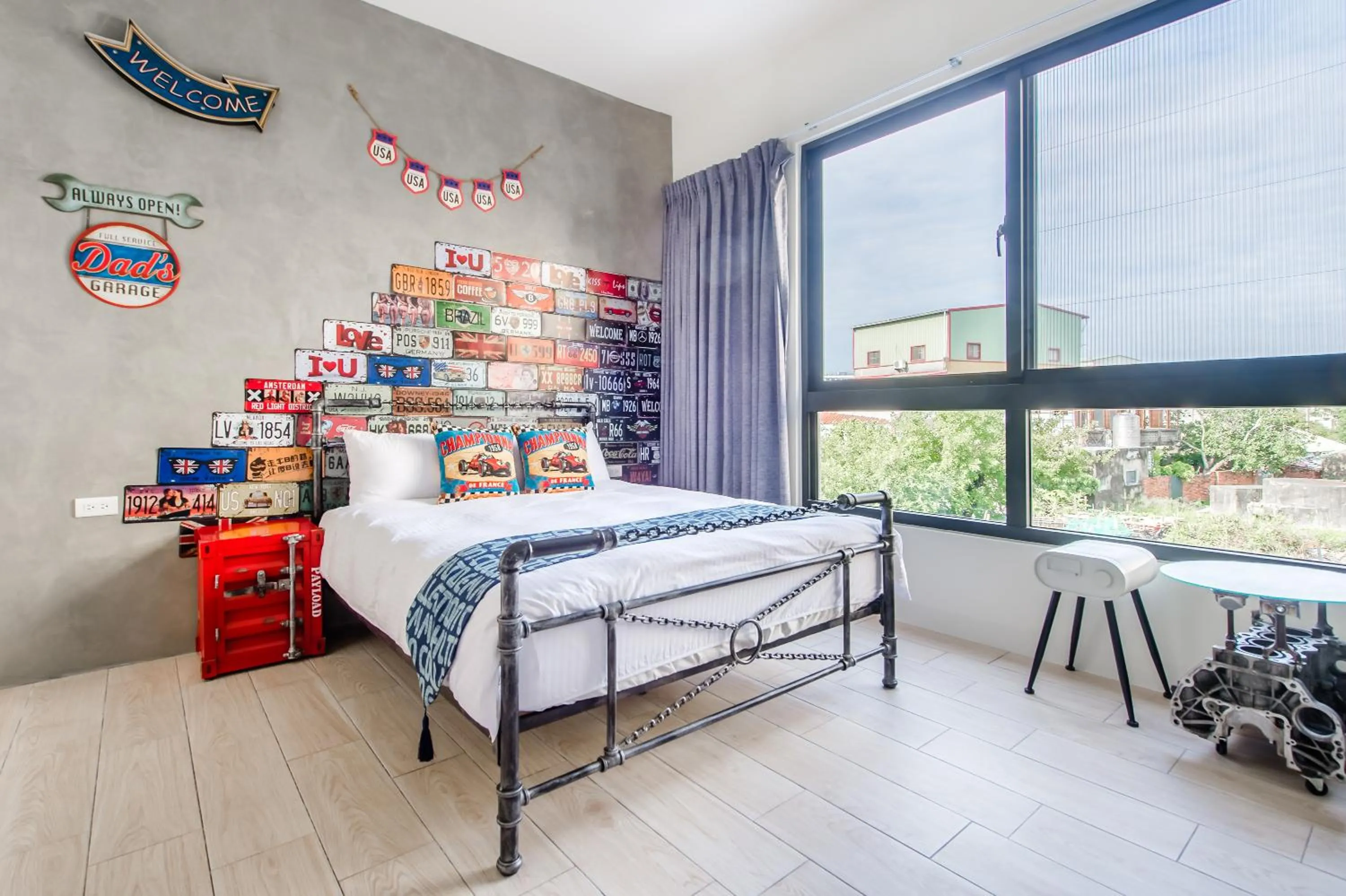 Photo of the whole room, Bed in Flying Club