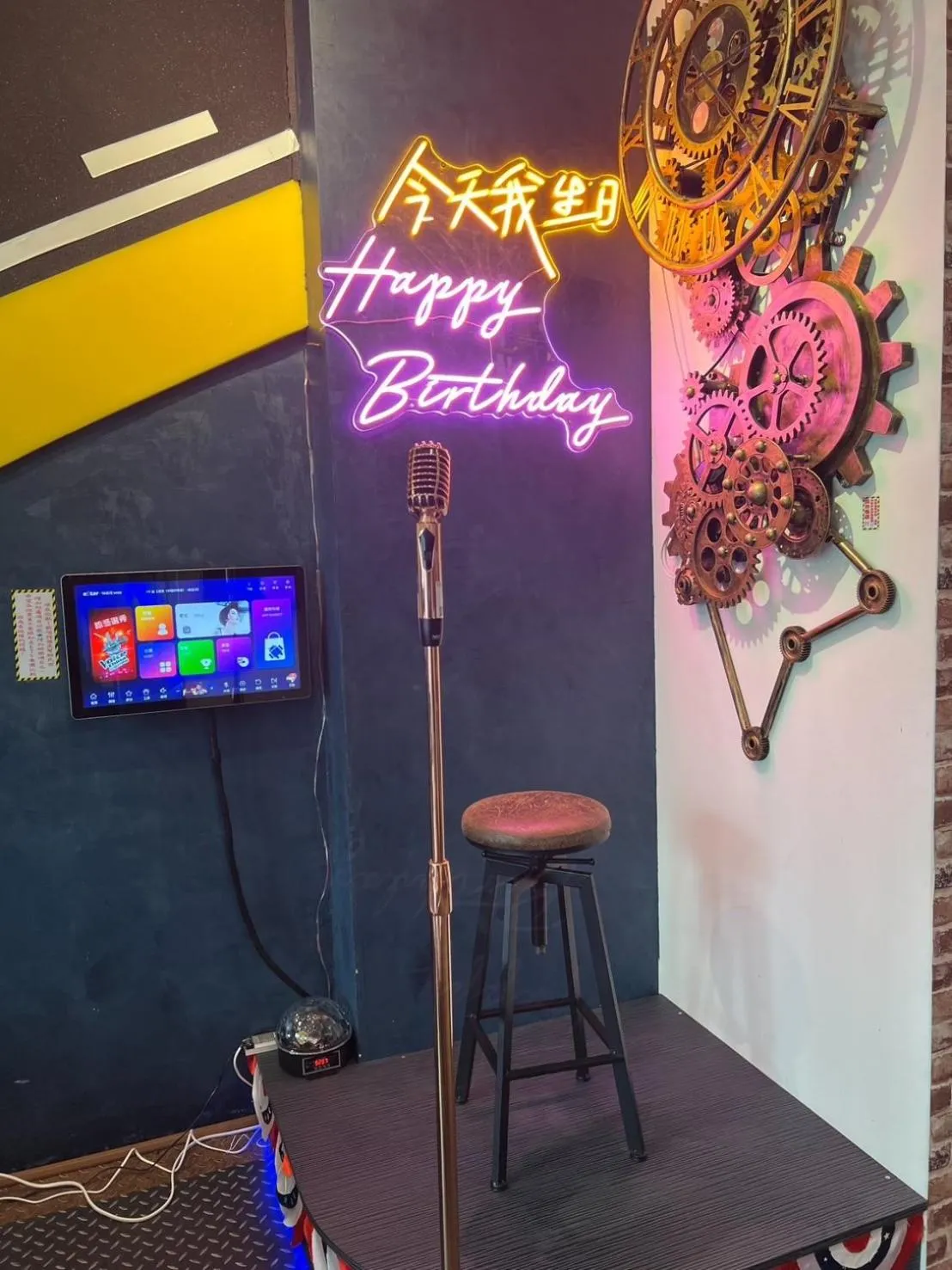 Communal lounge/ TV room in Flying Club