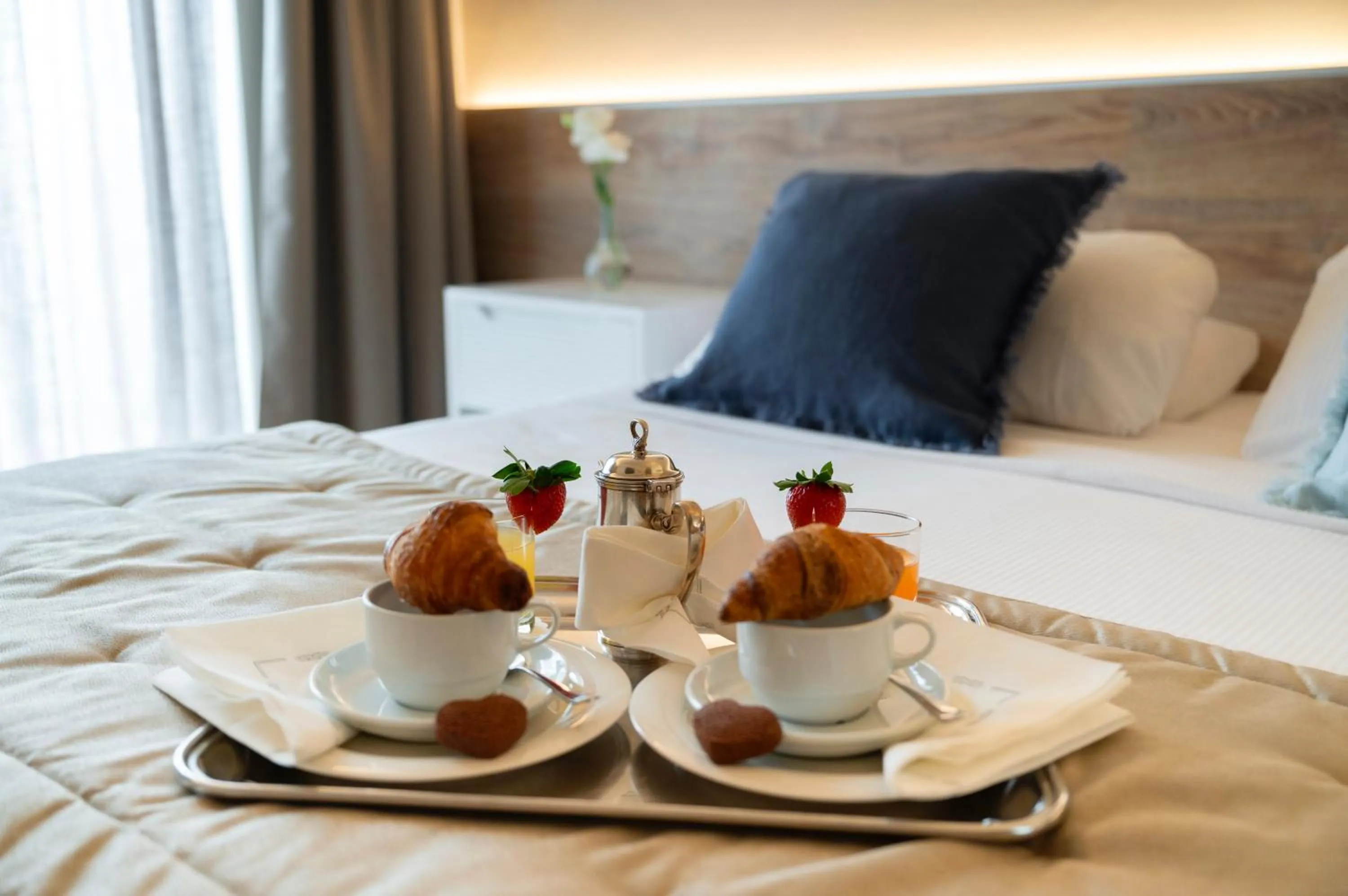 Breakfast, Bed in Hotel Hannover
