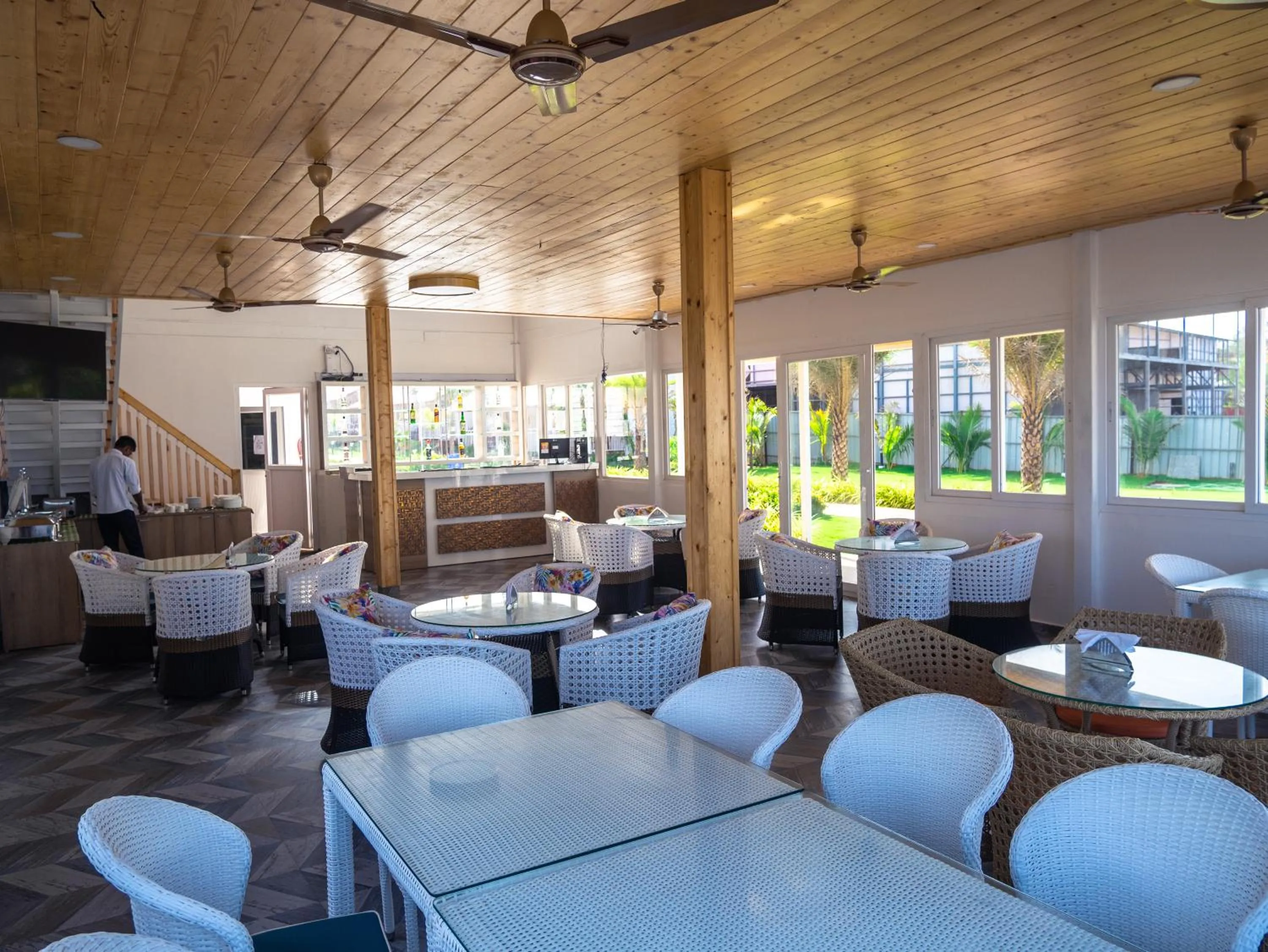 Restaurant/places to eat in Maargit Beach Resort