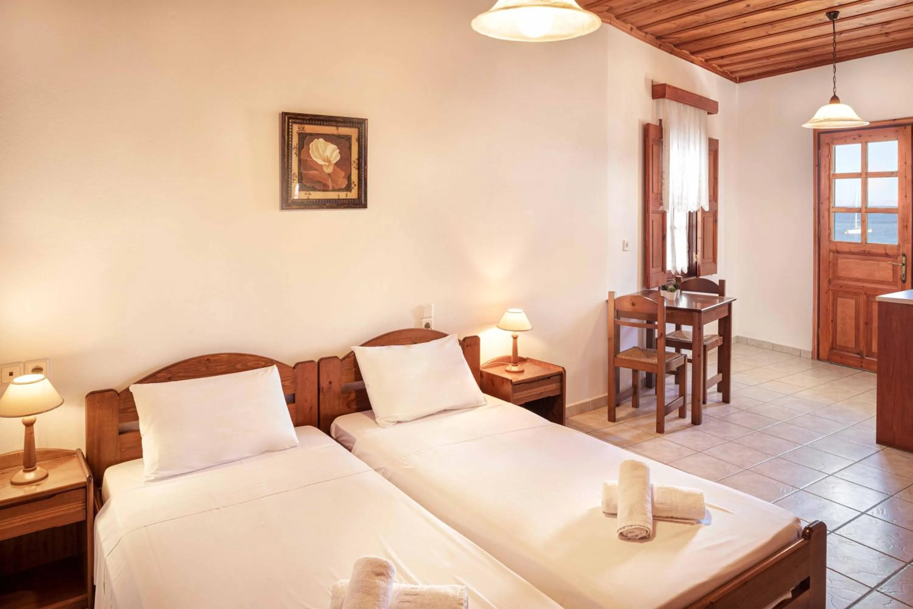 Photo of the whole room, Bed in Apolafsis Studios